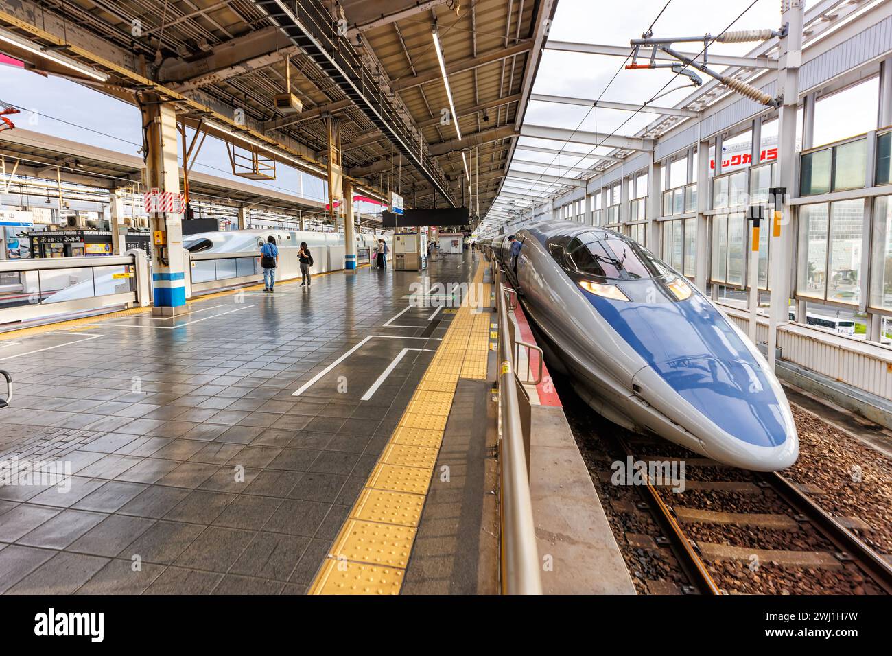 Shinkansen-Zug Typ 500 Hochgeschwindigkeitszug der Japan Rail JR West am Bahnhof Okayama, Japan Stockfoto