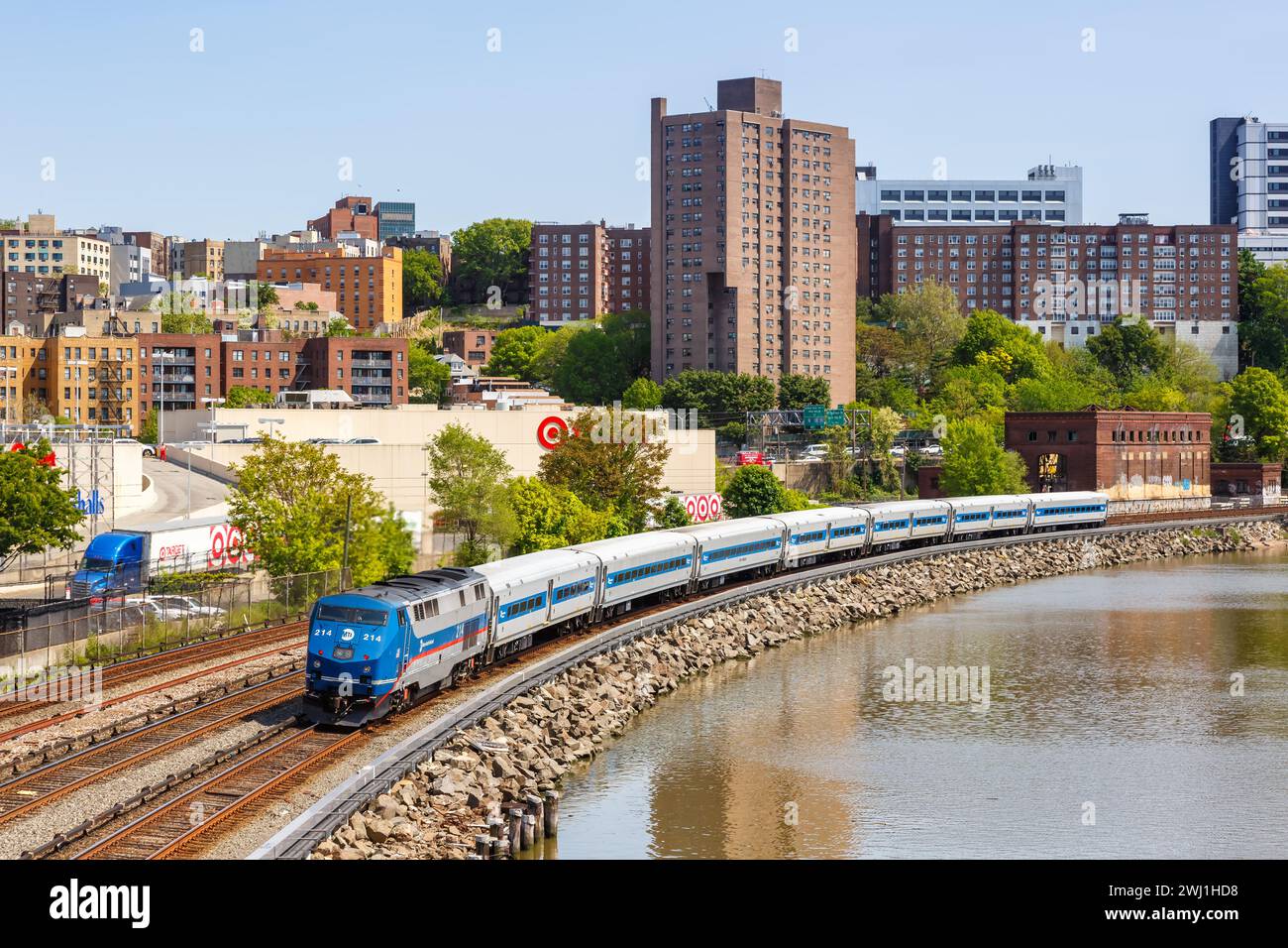 Metro-North Railroad Pendlerzug am Bahnhof Marble Hill in New York, USA Stockfoto