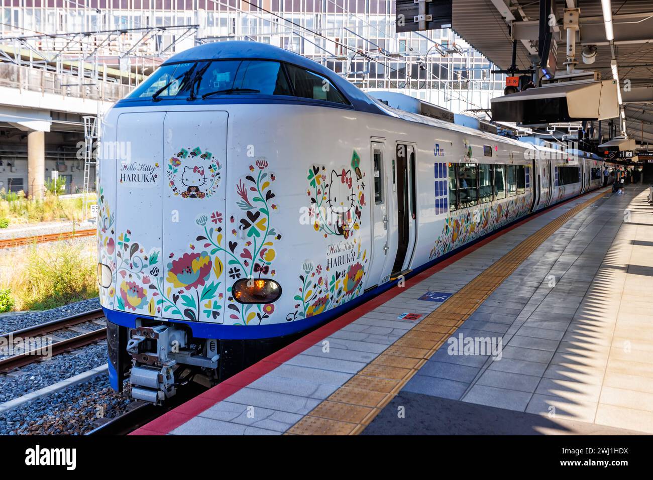 Hallo Kitty Haruka Zug der Japan Rail JR als Kansai Airport Express in Osaka, Japan Stockfoto