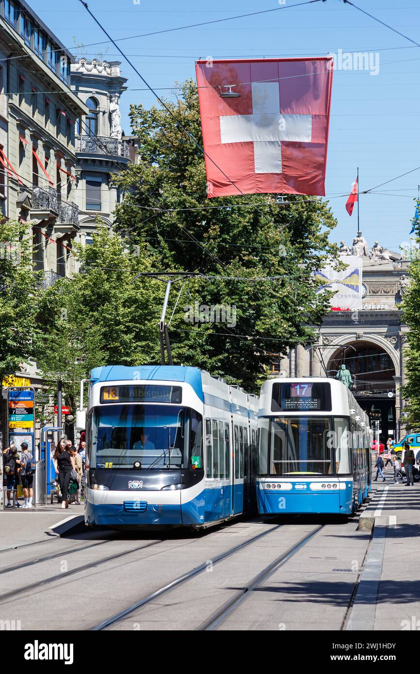 Bahnhofstrasse mit Cobra-Tram und Bombardier Flexity Straßenbahnen öffentlicher Nahverkehr in Zürich, Schweiz Stockfoto