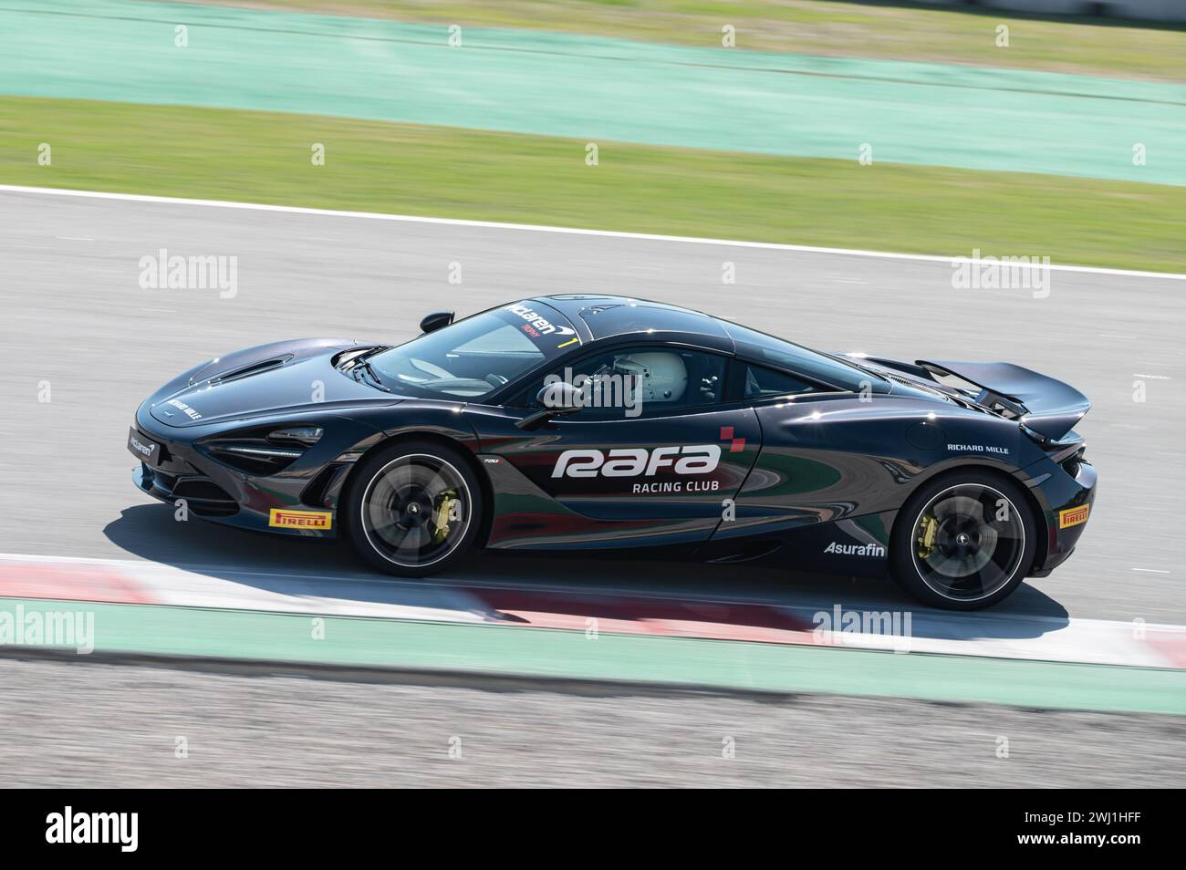 Seitenansicht eines McLaren 720S Tropy Europe auf der Rennstrecke Stockfoto