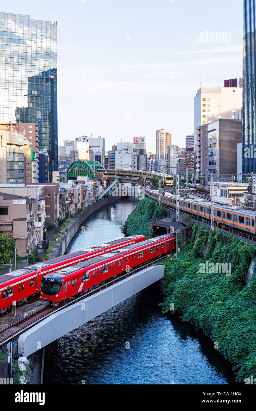 Lokaler Transport in Tokio mit Zügen der U-Bahn und der Eisenbahn der Japan Rail JR in Tokio, Japan Stockfoto