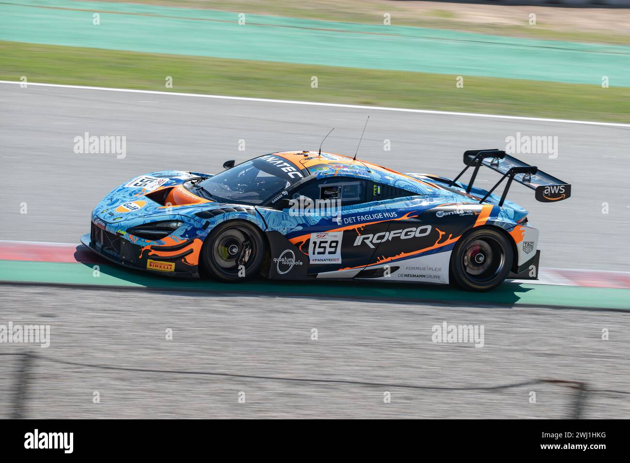 McLaren 720S GT3 EVO in Farben auf der Fanatec GT World auf der Rennstrecke Barcelona Catalunya Stockfoto