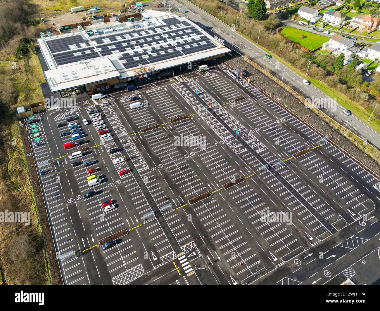 Pontyclun, Wales, Großbritannien - 11. Februar 2024: Drohnenansicht eines neuen Sainsbury's Supermarktes Stockfoto