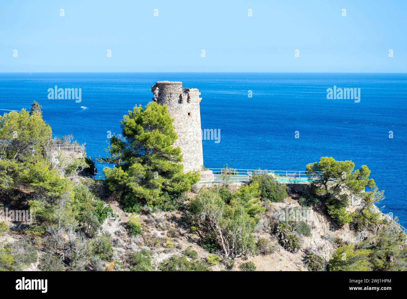 Mediterrane Küstenlandschaft. Der historische Torre Vigia de Cerro Gordo, ein Wachturm, der auf marodierende Piraten wartet. La Herradura, Andulasia, Sou Stockfoto