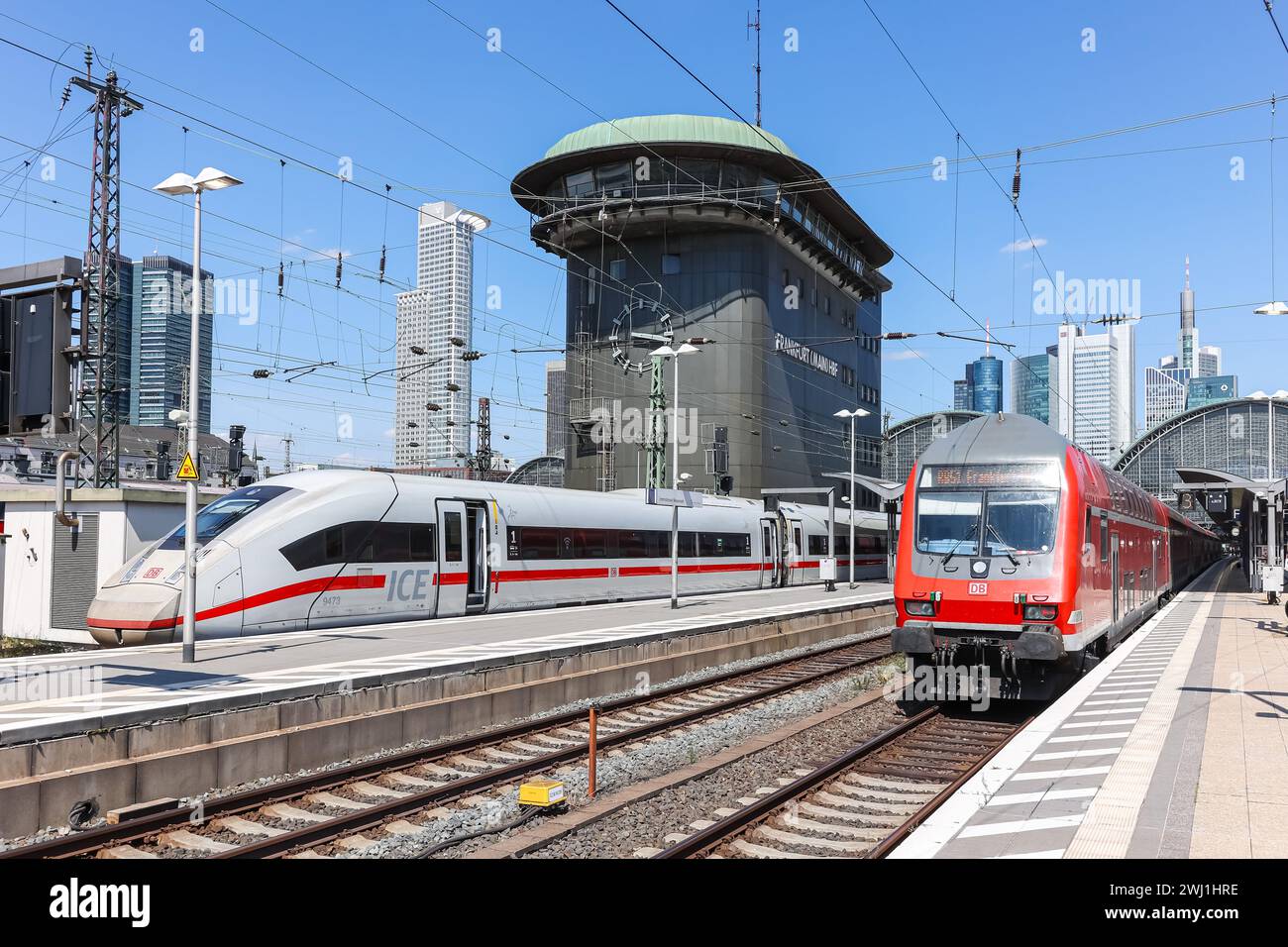 ICE-Bahn und Regionalzüge der DB Deutsche Bahn am Frankfurter Hauptbahnhof Stockfoto