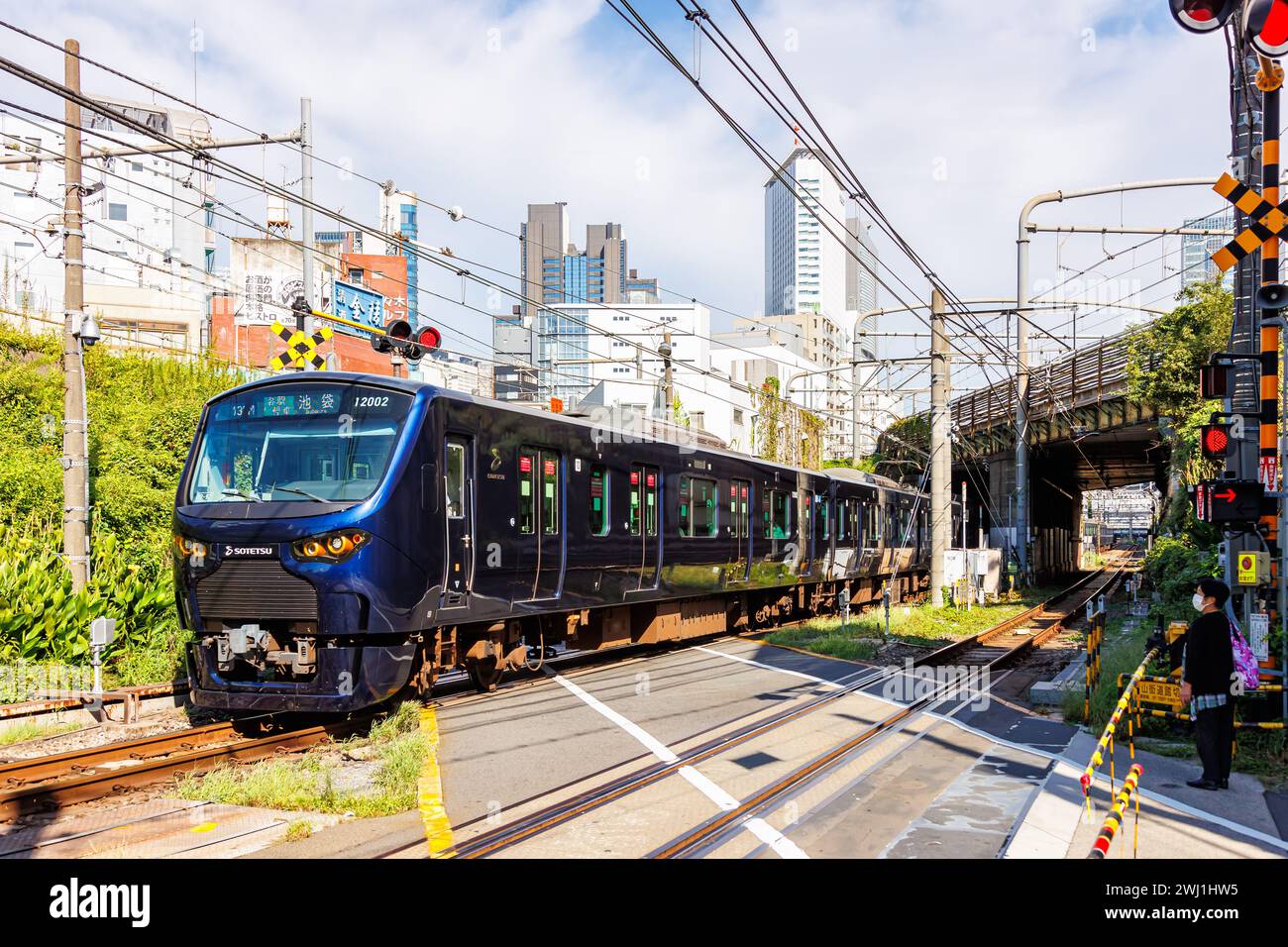 Japan Rail JR East Regionalzug auf der Saikyo-Linie bei Yoyogi in Tokio, Japan Stockfoto