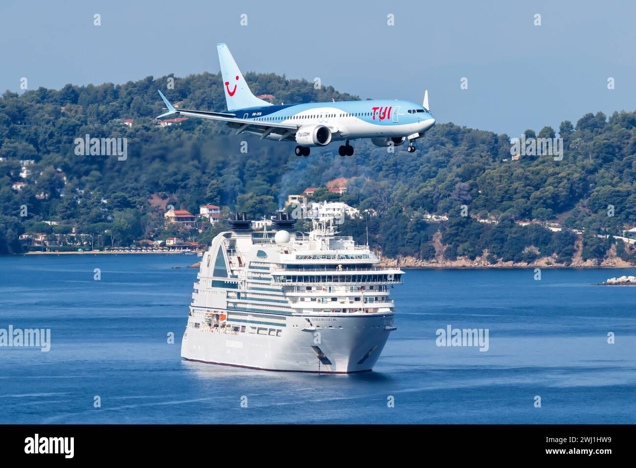 TUI Airlines Nederland Boeing 737 MAX 8 Flugzeuge Flughafen Skiathos in Griechenland Stockfoto
