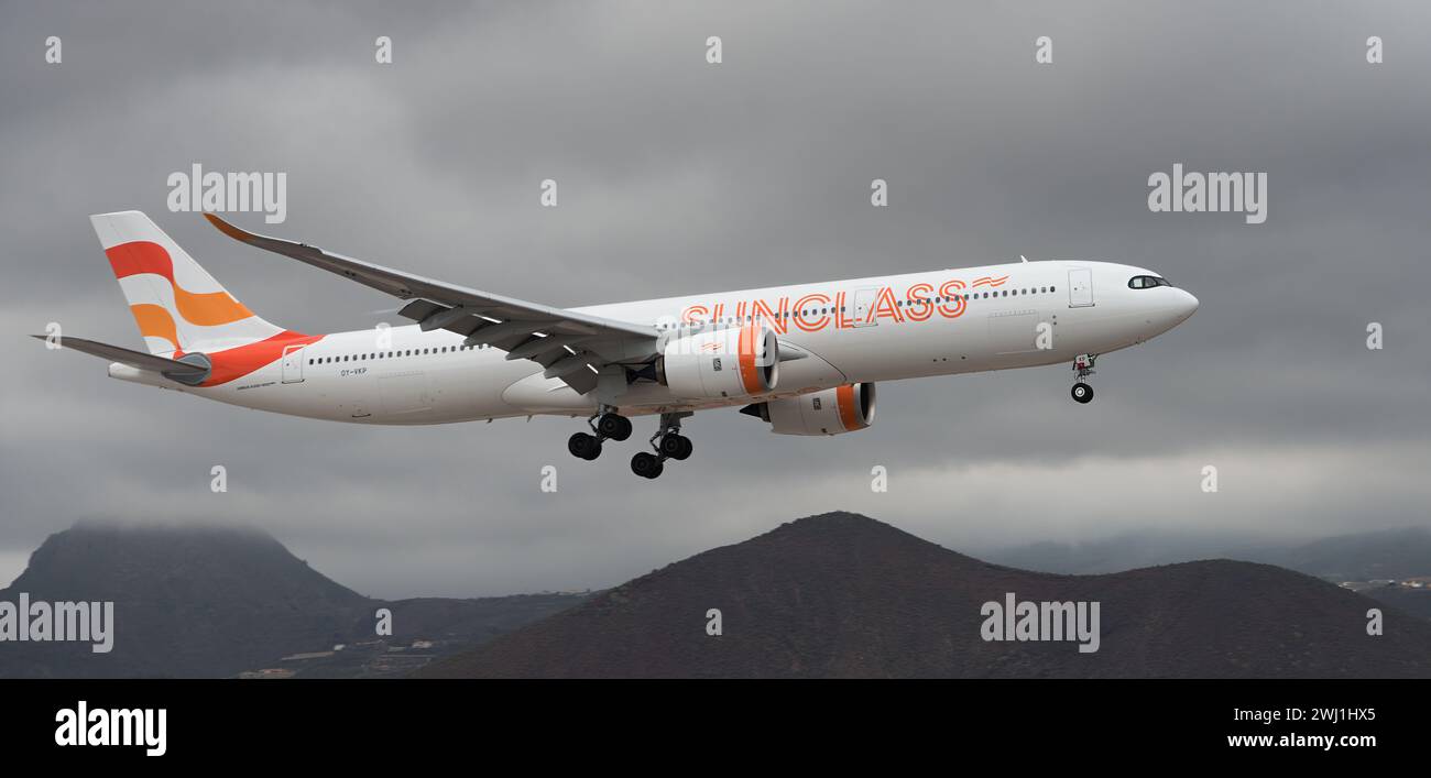 Teneriffa, Spanien 11. Februar 2024. Airbus A330-941 Sunclass Airlines fliegt in den dunklen Wolken. Landet am Flughafen Teneriffa Stockfoto