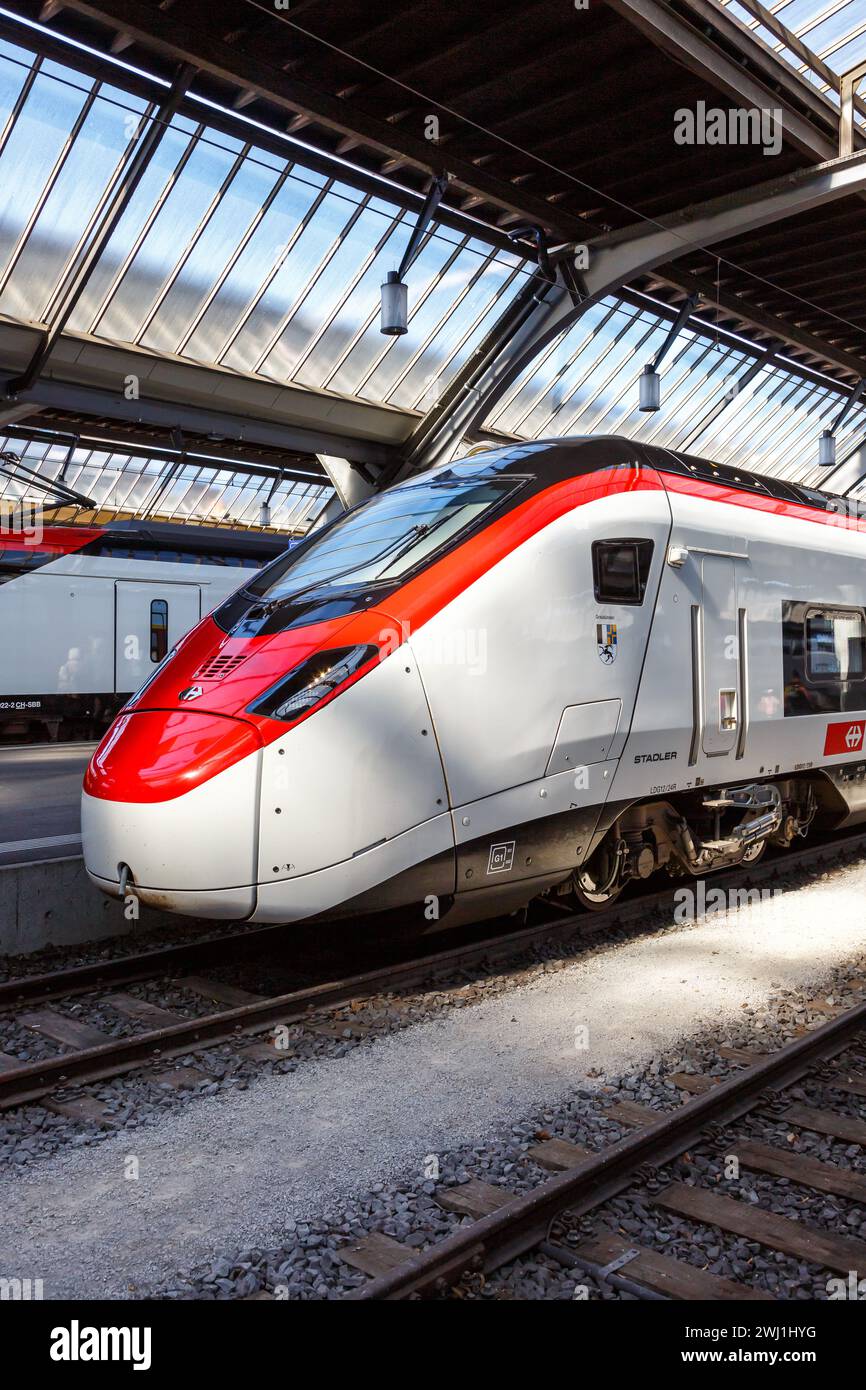 Stadler Rail Giruno Personenzug der SBB Schweizerischen Bundesbahnen am Hauptbahnhof Zürich, Schweiz Stockfoto