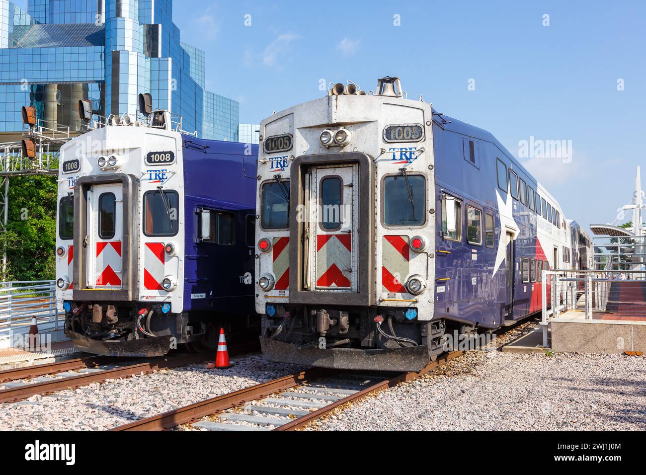 Trinity Railway Express TRE trainiert Regionalzüge der Eisenbahn an der Union Station in Dallas, USA Stockfoto