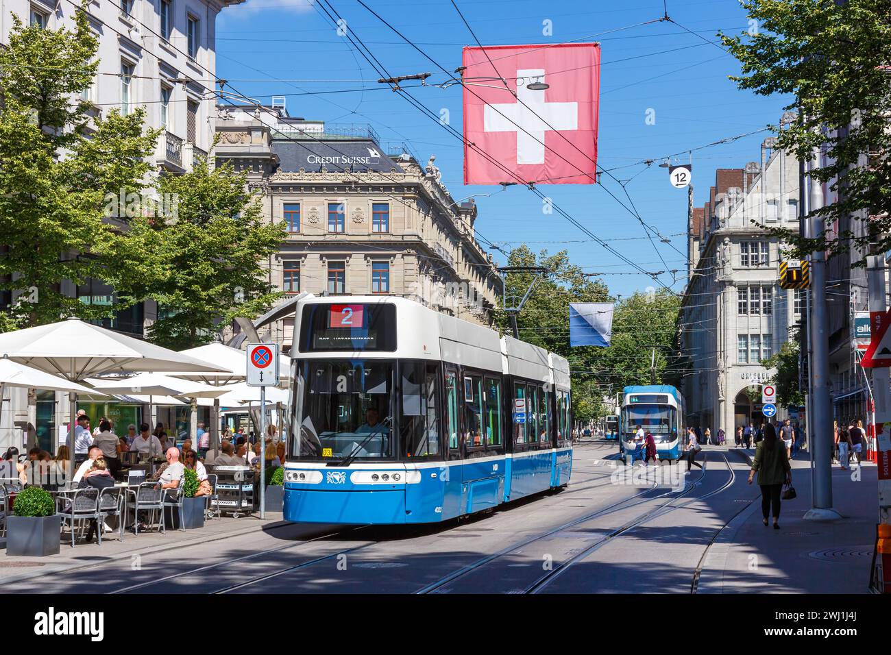 Bahnhofstrasse mit Bombardier Flexity 2 öffentlichen Verkehrsmitteln in Zürich, Schweiz Stockfoto