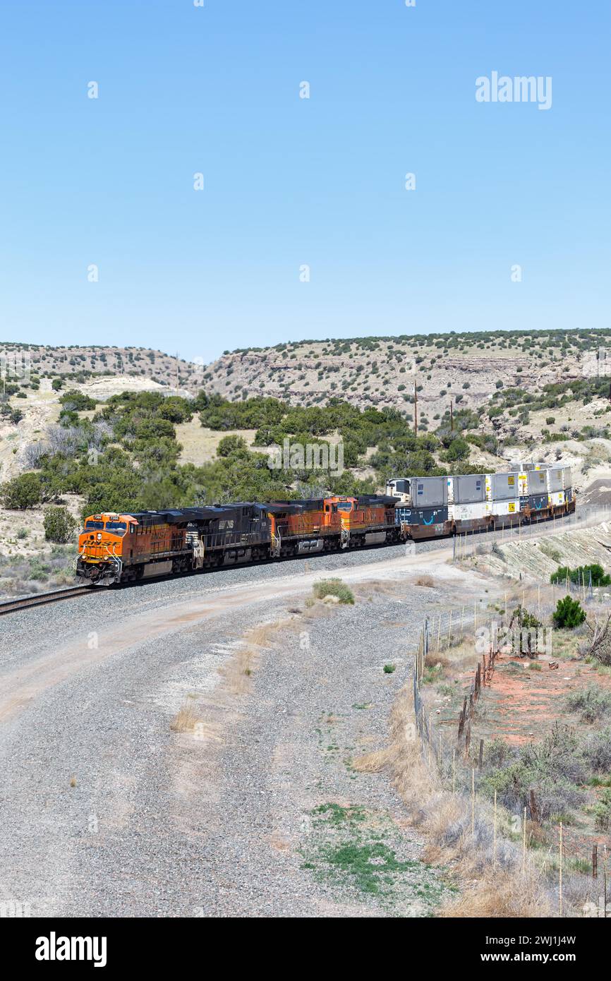 Güterzug der BNSF Railway mit Containerzug am Abo Pass in New Mexico, USA Stockfoto