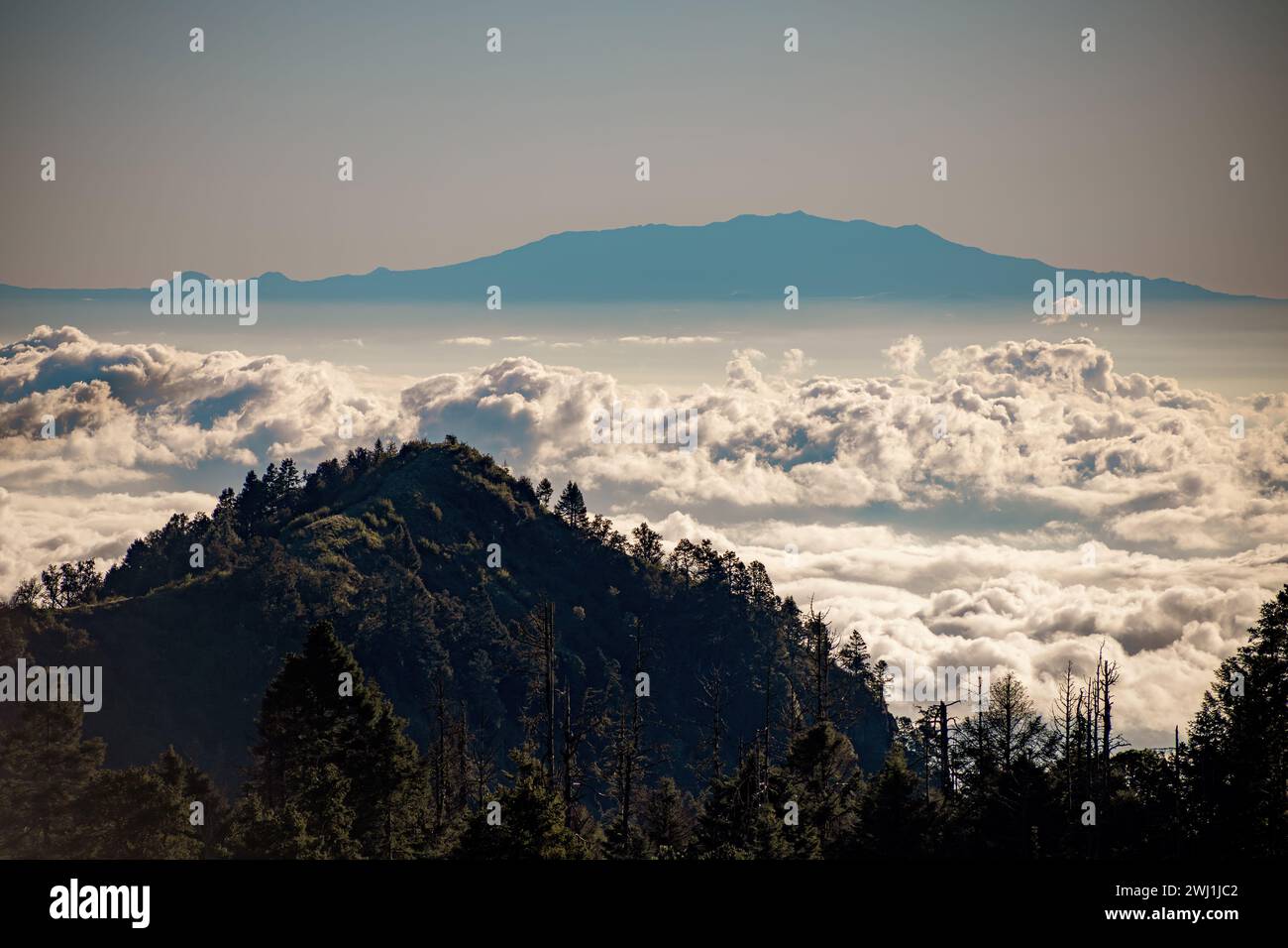 Eine wunderschöne Berglandschaft mit einem faszinierenden Himmel voller flauschiger Wolken, Nevado de Colima Nationalpark Stockfoto
