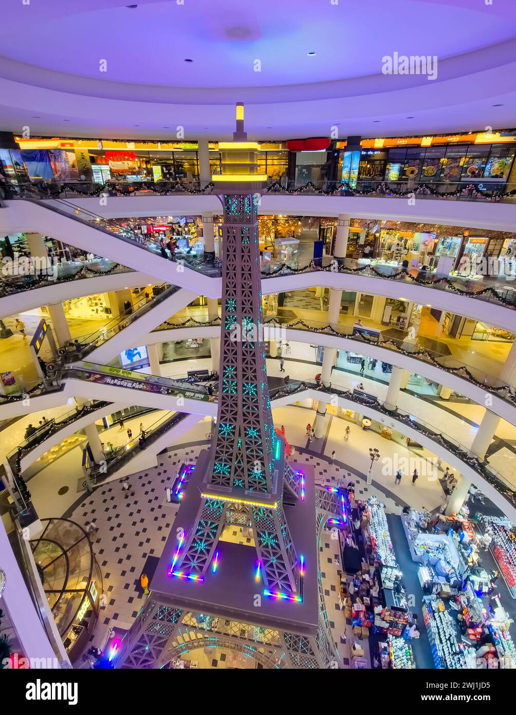 Einkaufszentrum Terminal 21 ein luxuriöses Einkaufszentrum mitten im Eiffelturm Stockfoto