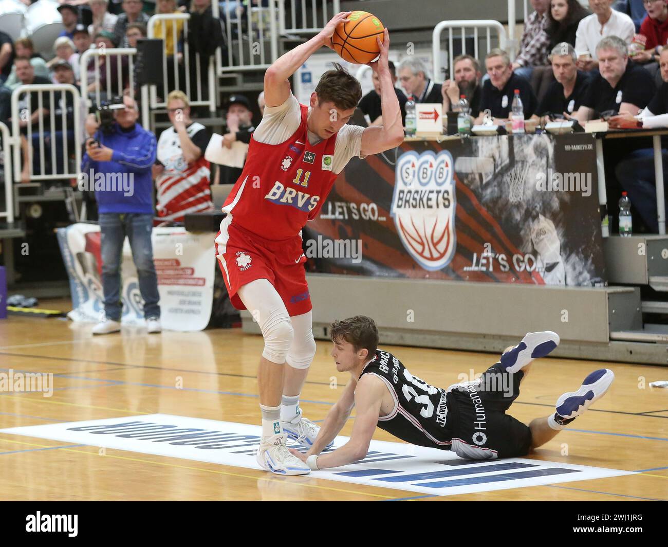 Marc Friederici (30) SBB Baskets,Andreas Seiferth (11) Berlin Braves 2000 Ligaspiel am 04/2023 Stockfoto