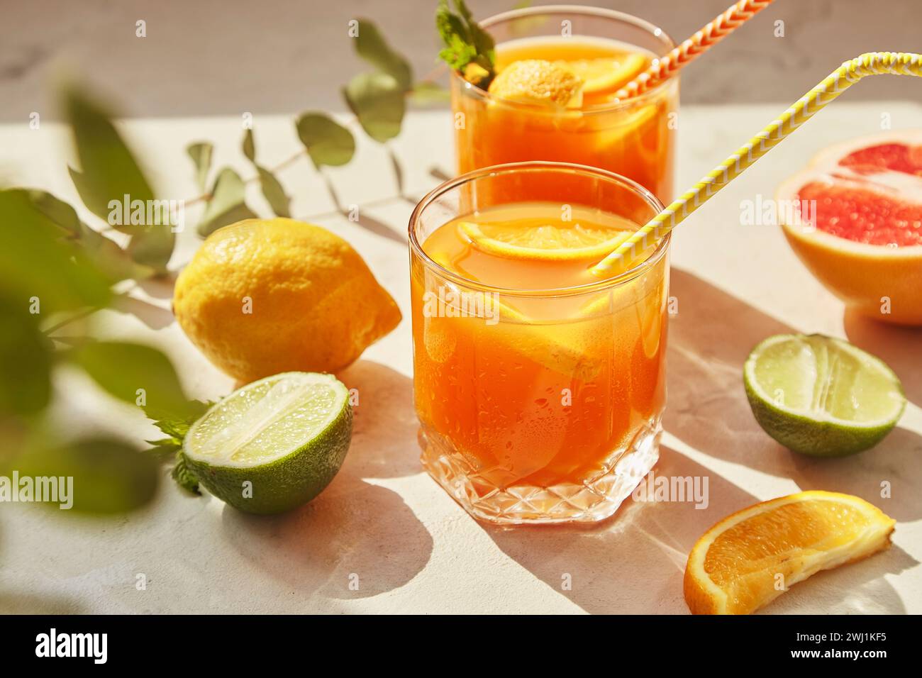 Ästhetik Sommer alkoholfreie erfrischende Cocktails mit Orange, Grapefruit, Zitrone und Limette. Detox vitaminisierte Getränke Stockfoto