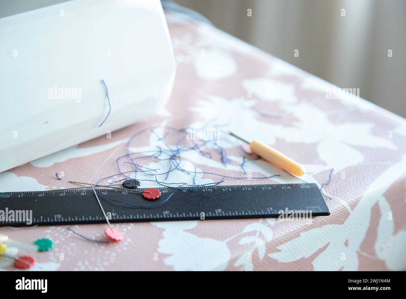 Arbeitstisch mit verschiedenen Nähutensilien. Nahaufnahme. Einige Zubehörteile zum Nähen, für den Arbeitsplatz zu Hause oder in der Werkstatt. Stockfoto