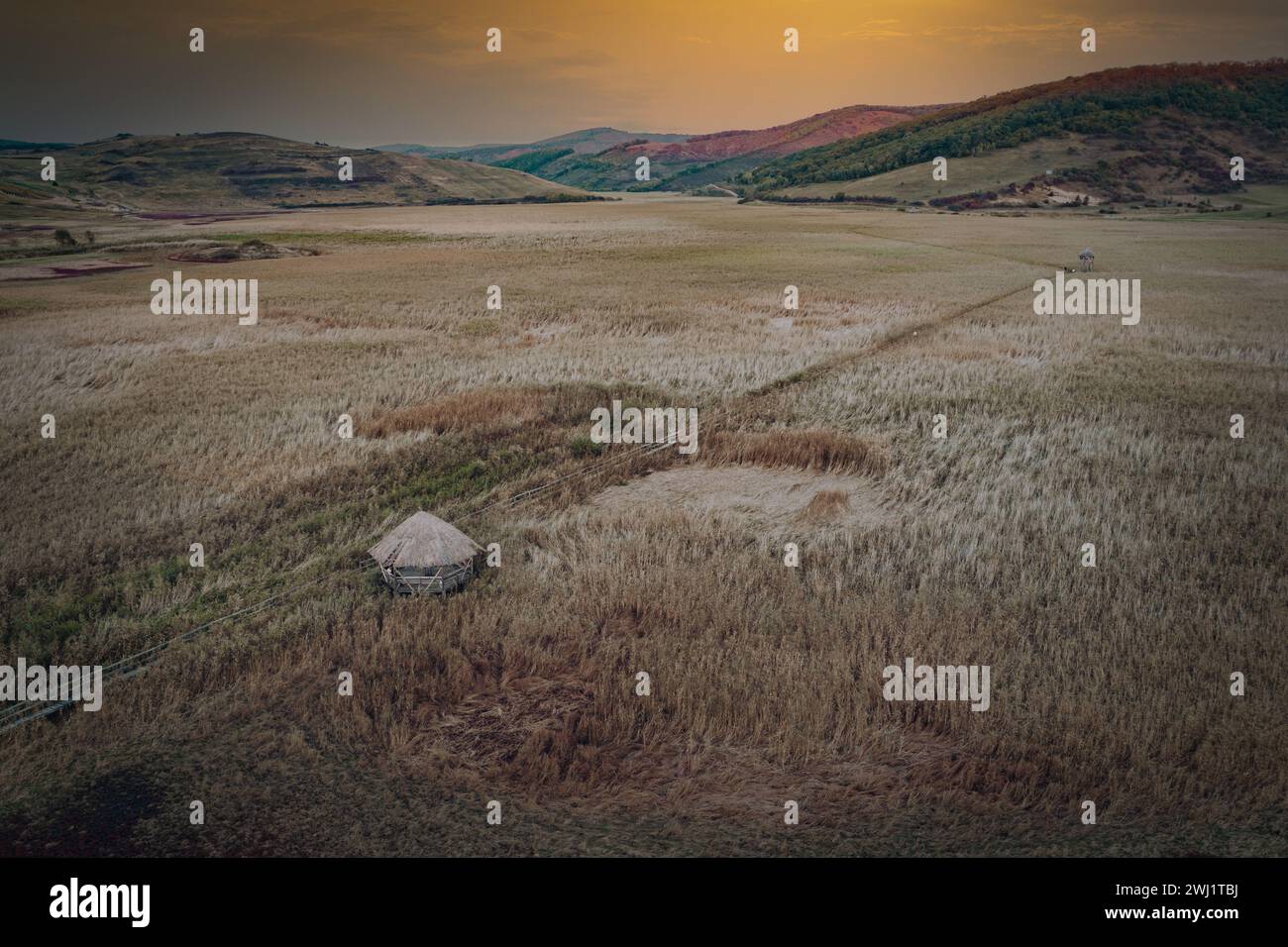 Ein malerischer Blick auf den Sonnenuntergang über einem grasbewachsenen, Ebenen Feld Stockfoto
