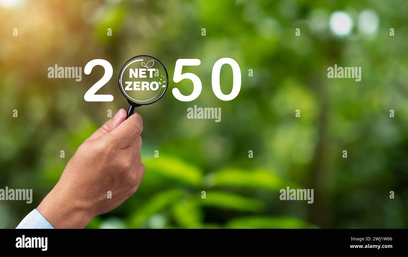 Symbol „Net Zero“ in der Lupe, Ziel „Net Zero Treibhausgas Emission“, CO2-neutral und Net Zero Concept, natürliche Umwelt Klima-Neutr Stockfoto
