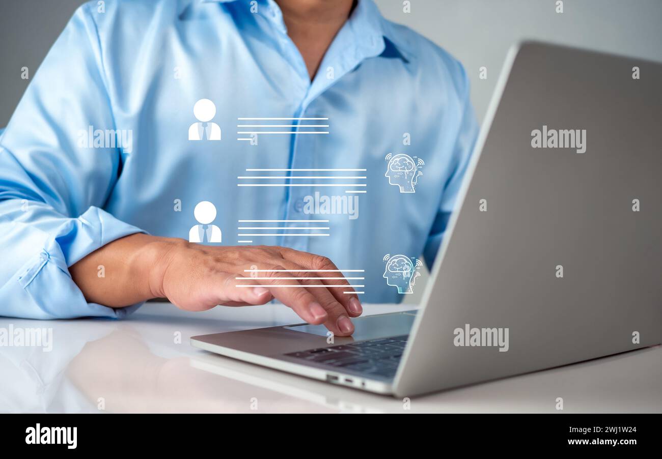 Geschäftsleute verwenden Computertechnologie, um Live-Chat mit einem intelligenten Computer zu schreiben, um Informationen zu finden, Fragen zu stellen und Antworten mit einem künstlichen Intelligenzsystem zu beantworten Stockfoto