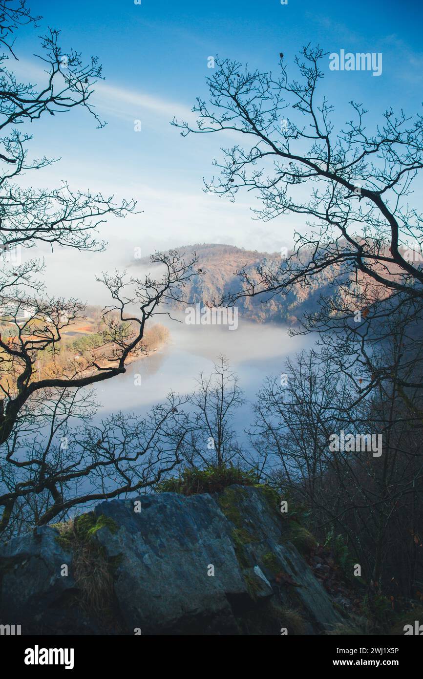 Blick über die Moldau - Wandern im Naturschutzgebiet Drbákov – Albertovy skály an der Moldau, Tschechien, Europa Stockfoto