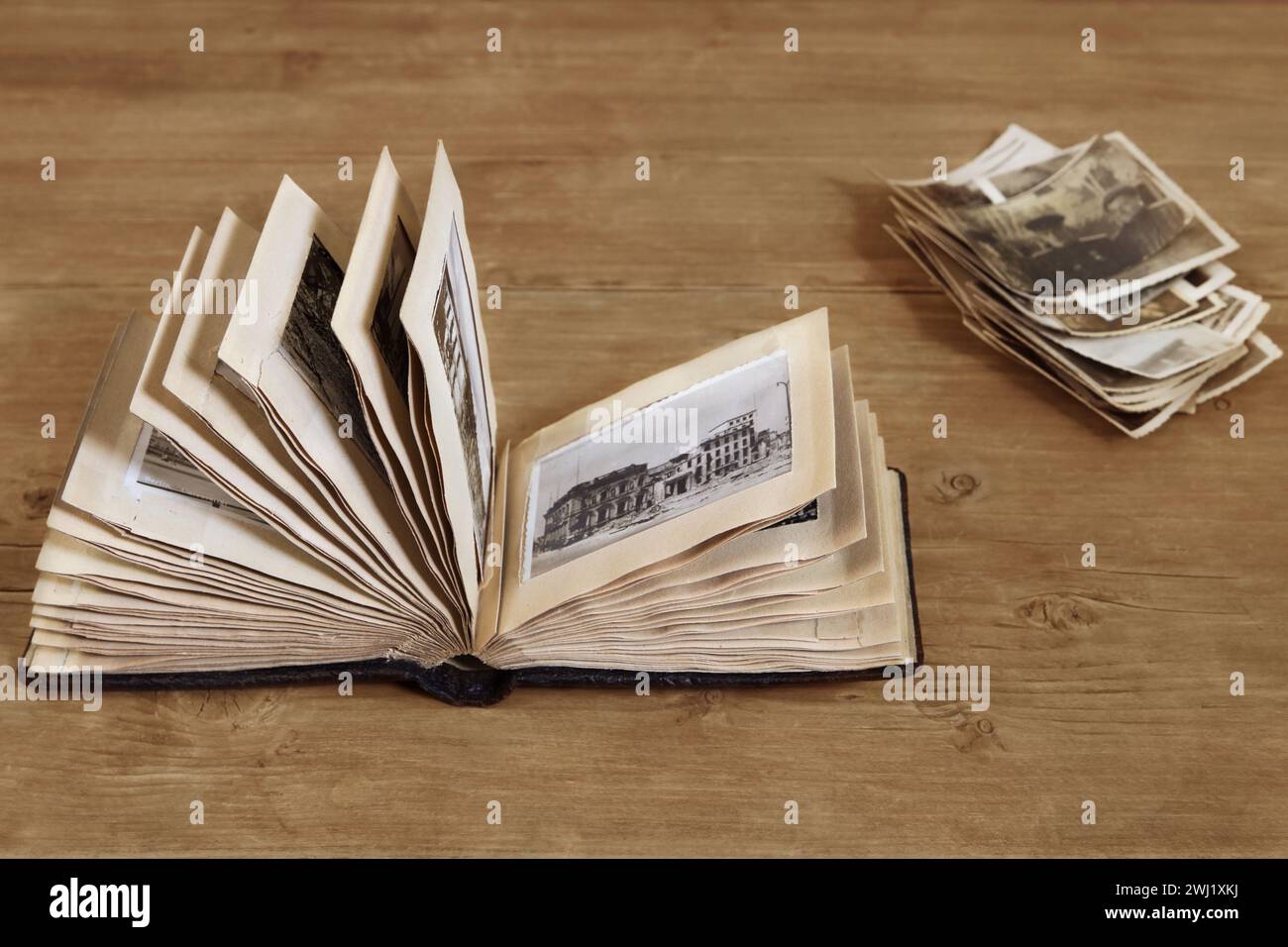 Vintage-Fotoalbum mit Fotos des zerstörten Berlins, 1940er Jahre Stockfoto