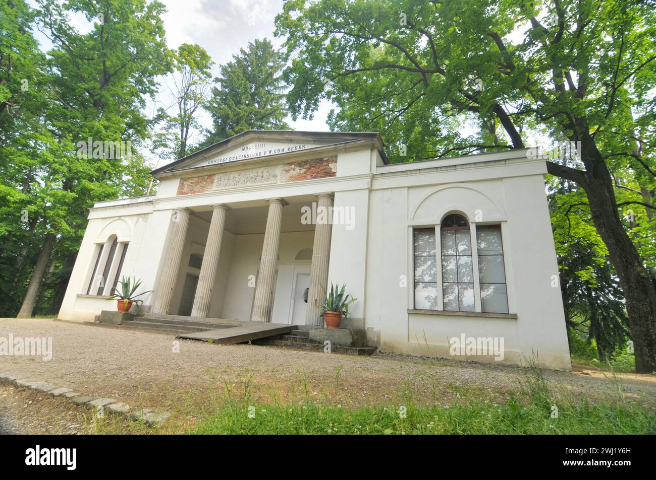 Teepavillon in Bukowiec, Polen. Inschrift: „An die süßeste Frau von F. W. Graf Reden“. Stockfoto