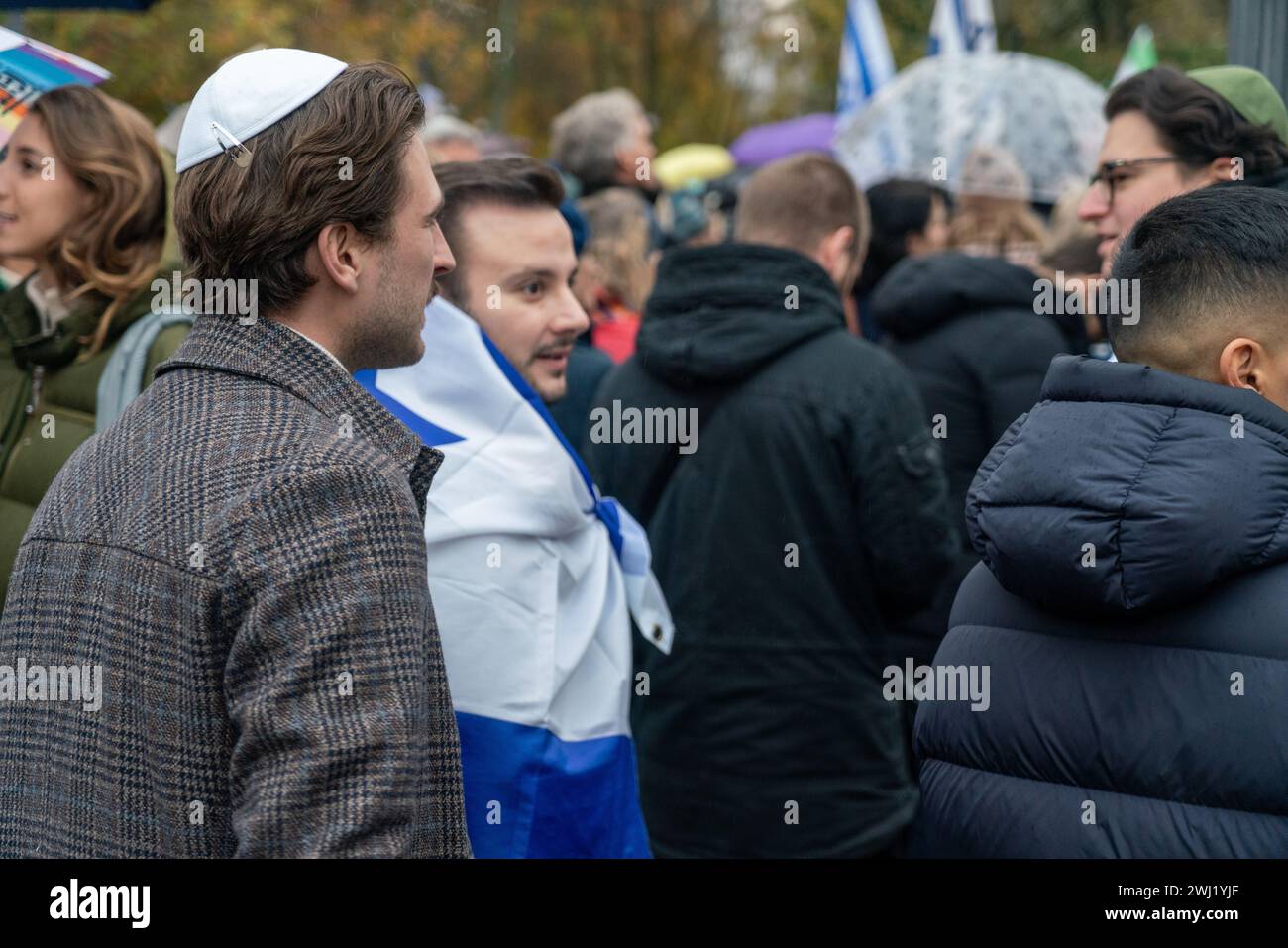 Junge Mitglieder der jüdischen Gemeinde Frankfurt bei der Kundgebung nie wieder Stockfoto