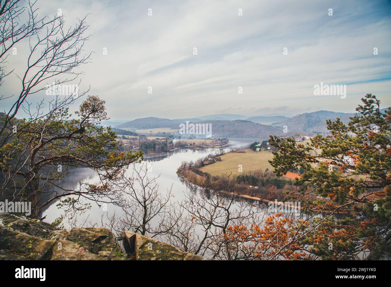 Blick über die Moldau - Wandern im Naturschutzgebiet Drbákov – Albertovy skály an der Moldau, Tschechien, Europa Stockfoto