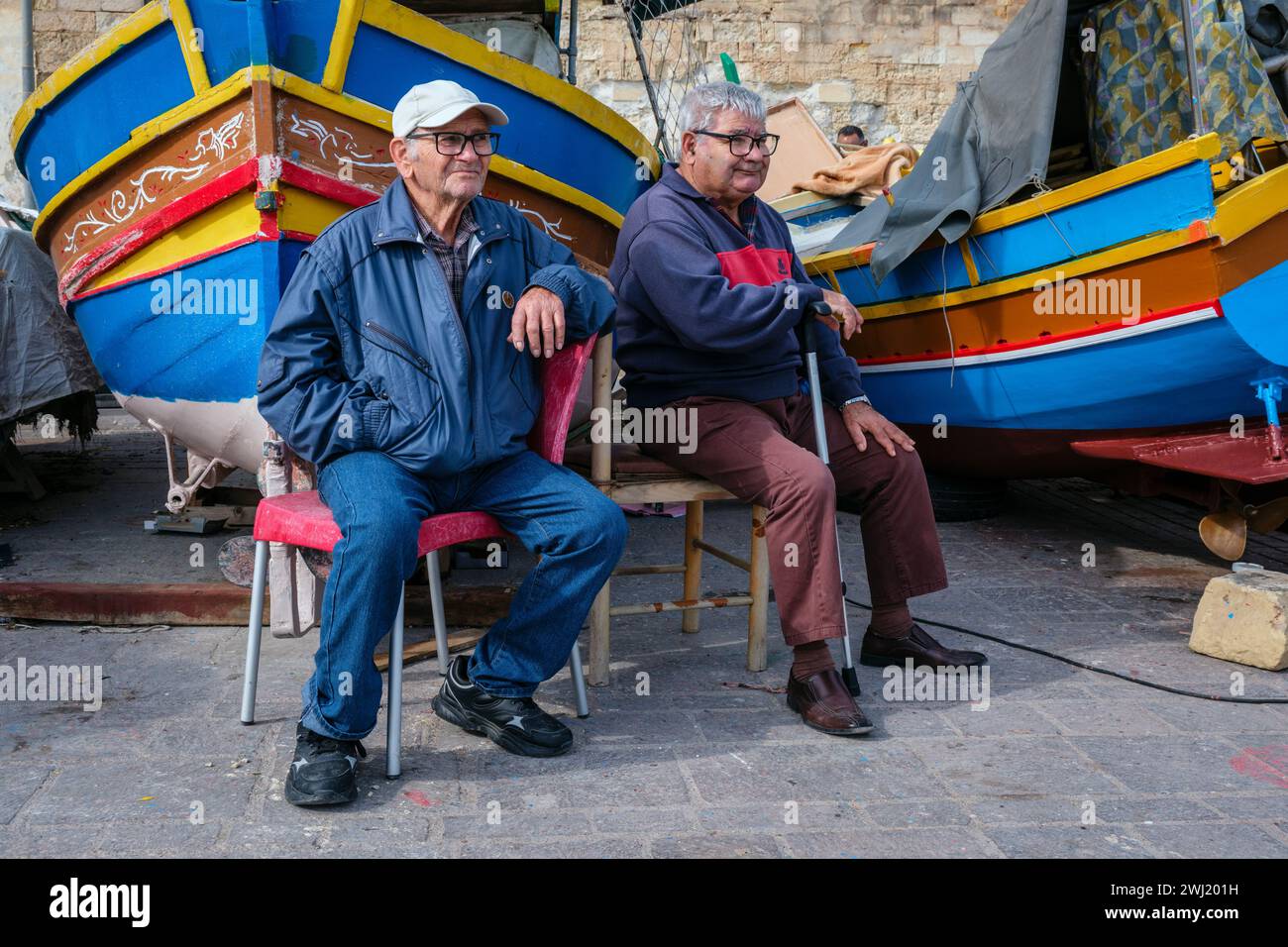 Francis und Johnnie sehen die Welt vorbei, Marsaxlokk, Malta, 2024 Stockfoto