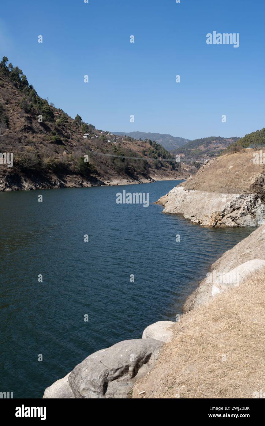 Ein flacher Blick auf den Kulekhani-See und die schwingende Brücke. Stockfoto