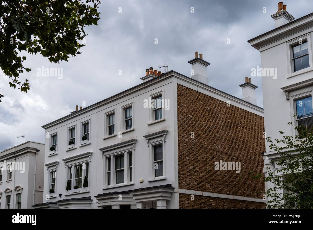 Flacher Blick auf das alte Luxuswohnhaus in London. Immobilienkonzept Stockfoto