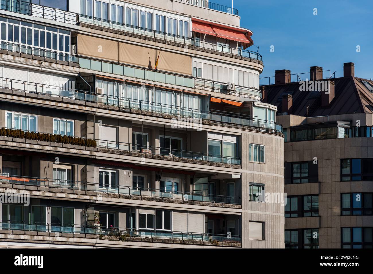 Luxuriöse alte Wohnhäuser in Madrid gegen den Himmel Stockfoto