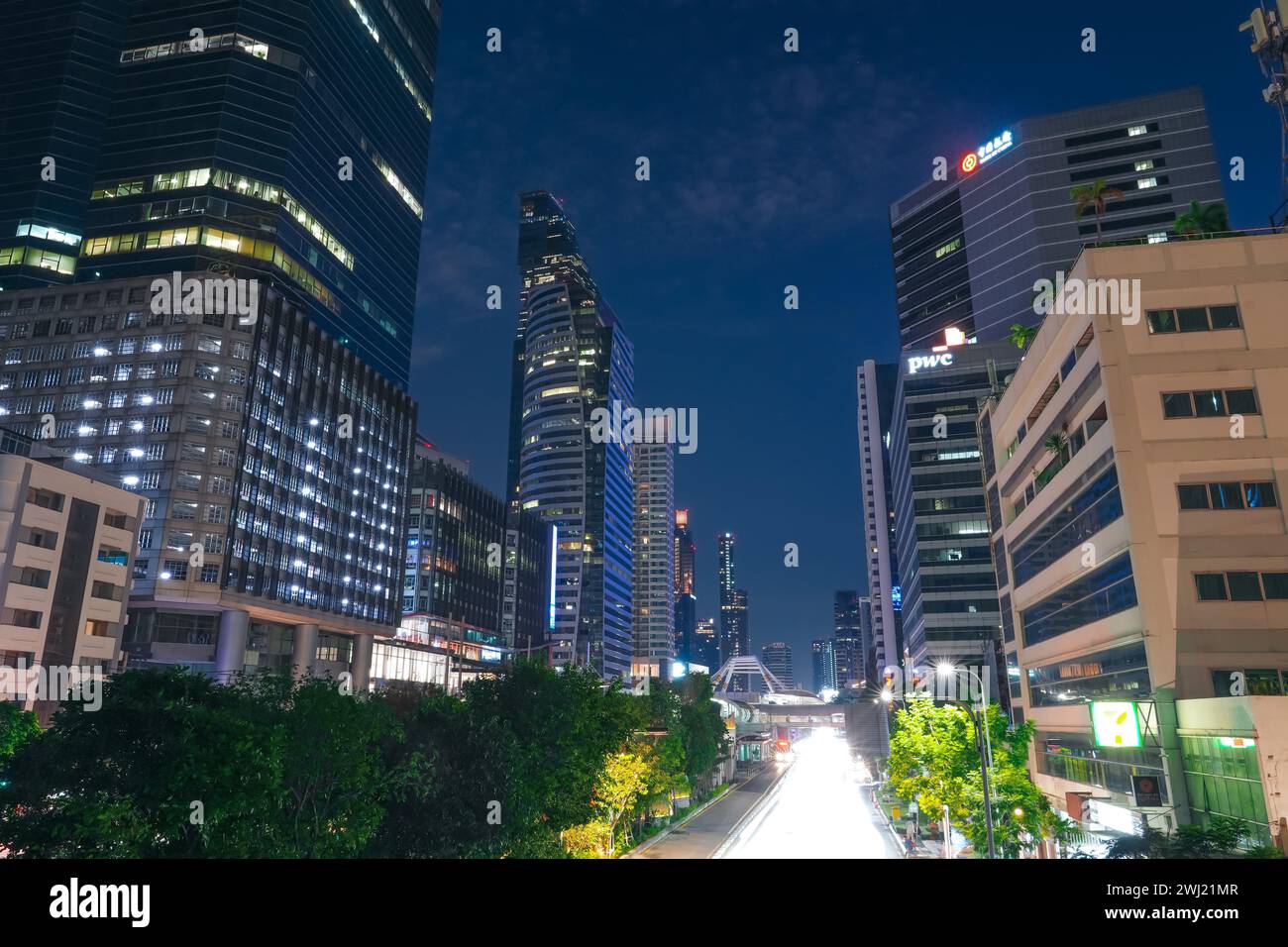 Sehen Sie sich King Power Mahanakhon Naradhiwas Rajanagarinda Empire Tower Metropole im Zentrum des Geschäftsviertels im Panoramablick Chong Nonsi Pedes an Stockfoto