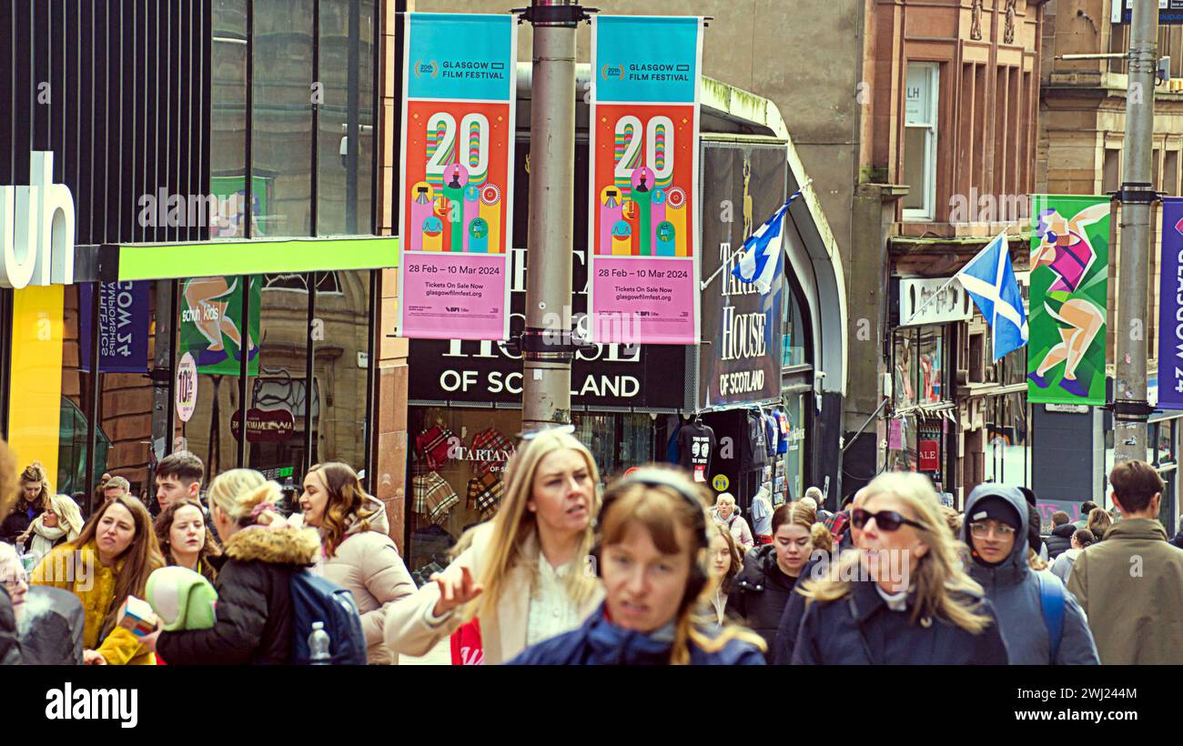 Glasgow, Schottland, Großbritannien. Februar 2024. Die Poster des internationalen Filmfestivals von Glasgow sind im Stil von schottland, der buchanan Street, der Einkaufshauptstadt schottlands, zu sehen. Credit Gerard Ferry/Alamy Live News Stockfoto