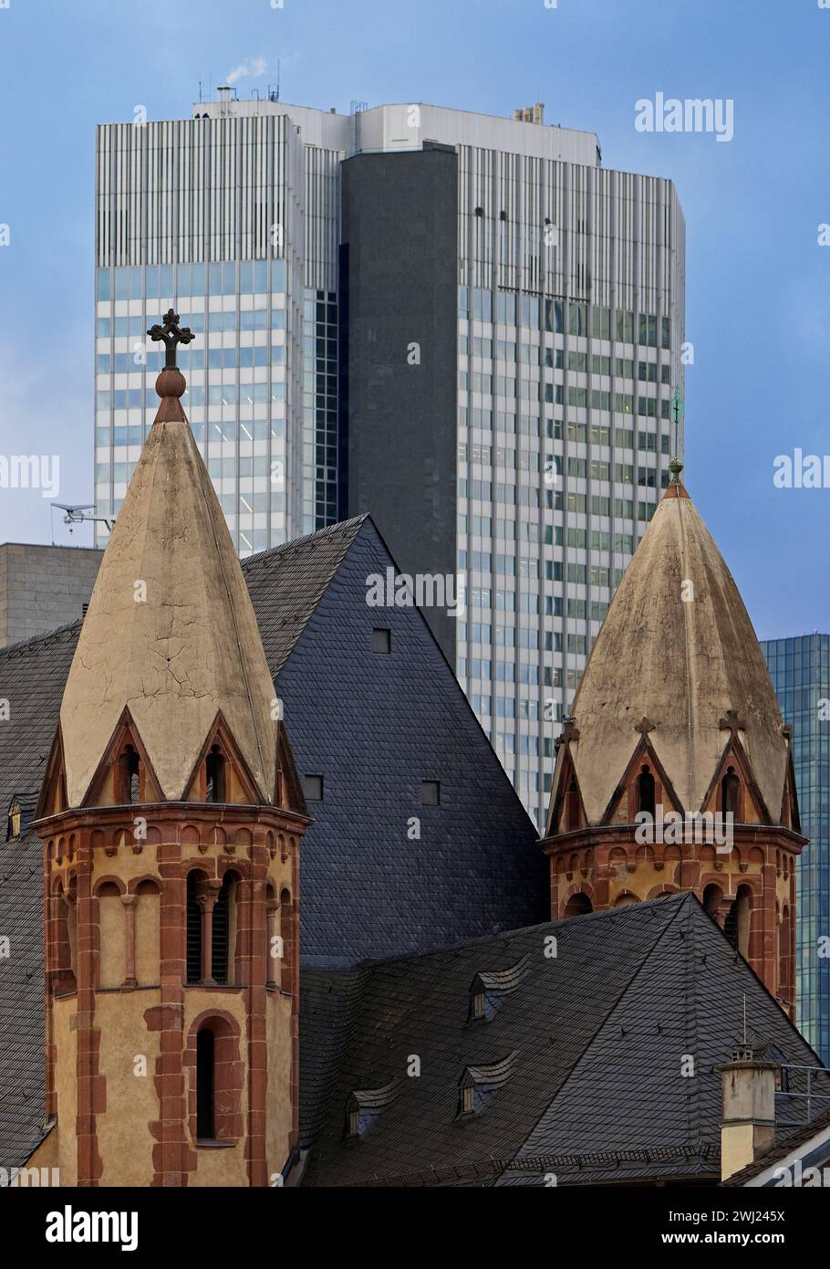 Alte St. Leonhardskirche vor modernen Hochhäusern, Frankfurt am Main, Deutschland, Europa Stockfoto