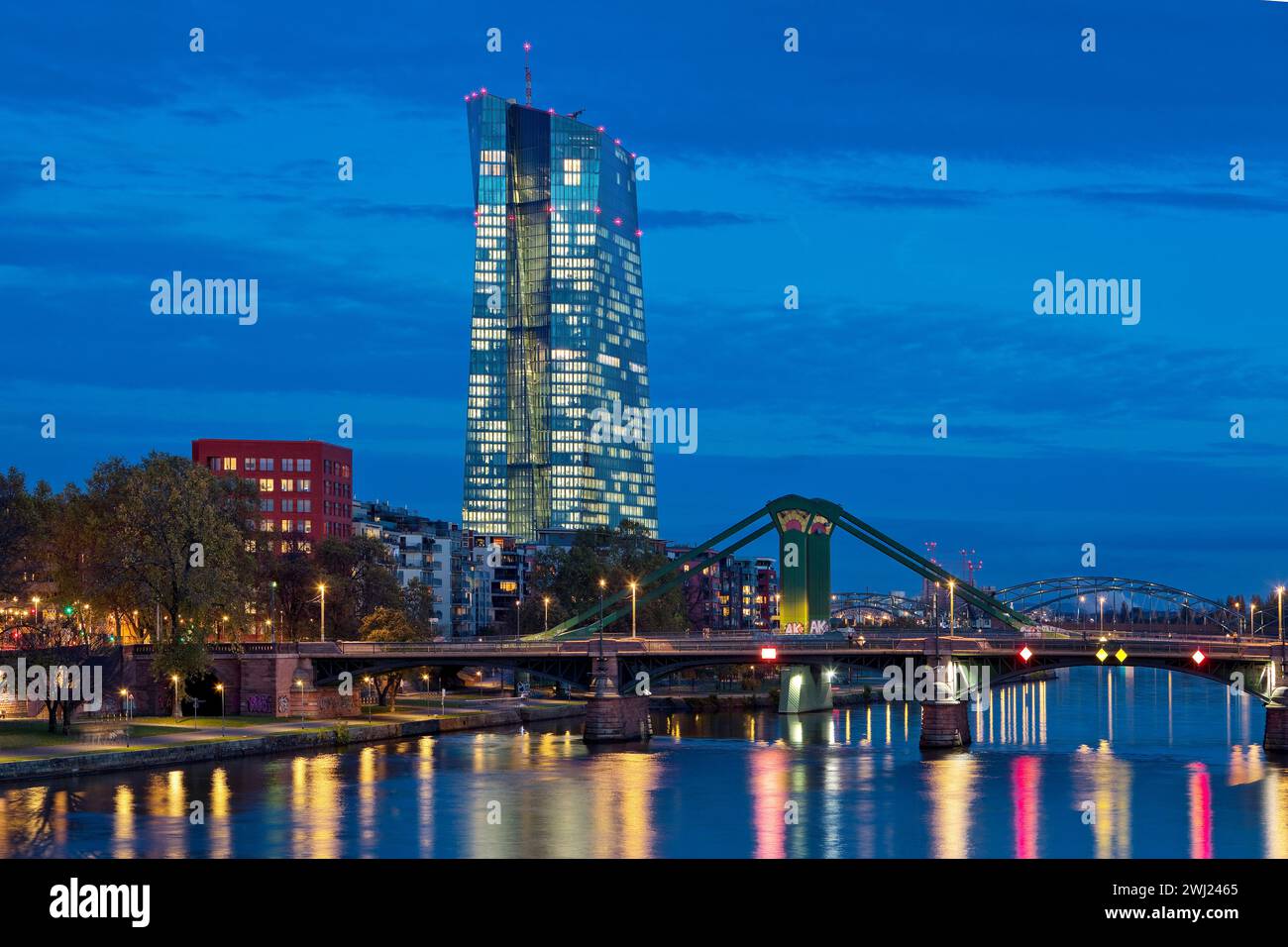 Stadtblick am Abend mit der Europäischen Zentralbank, Frankfurt am Main, Deutschland, Europa Stockfoto