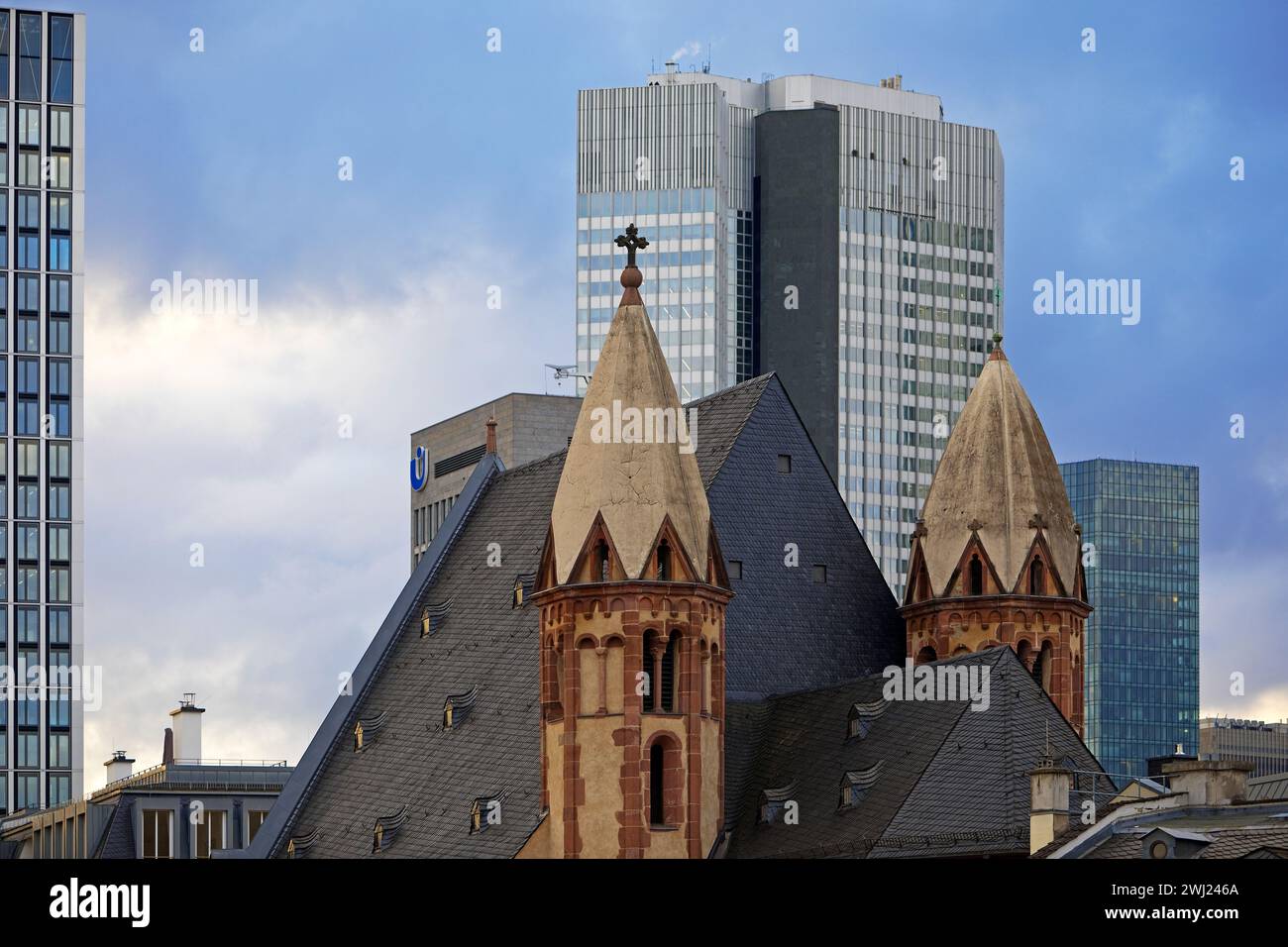 Alte St. Leonhardskirche vor modernen Hochhäusern, Frankfurt am Main, Deutschland, Europa Stockfoto