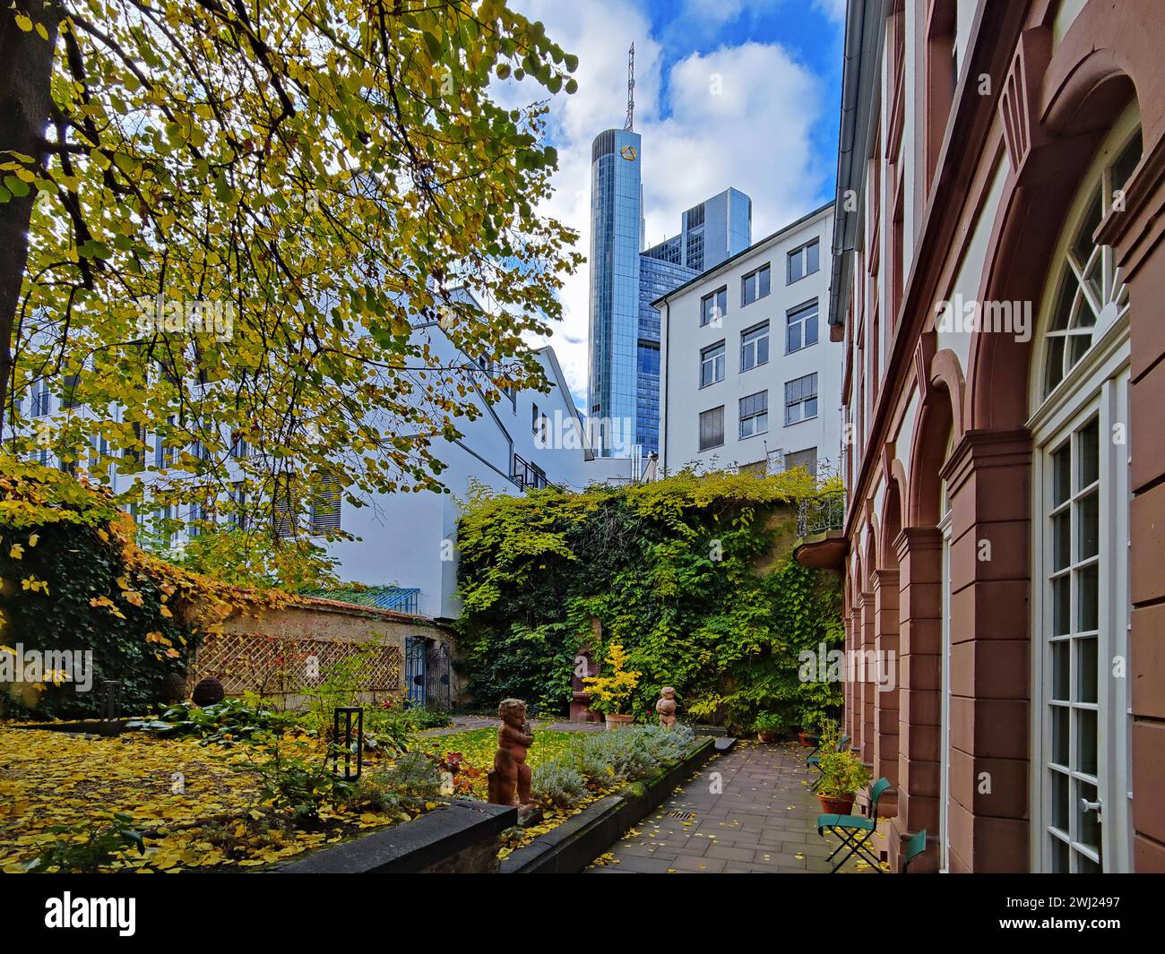 Blick in den Garten des Goethehauses mit Commerzbank Tower, Frankfurt am Main, Deutschland, Europa Stockfoto