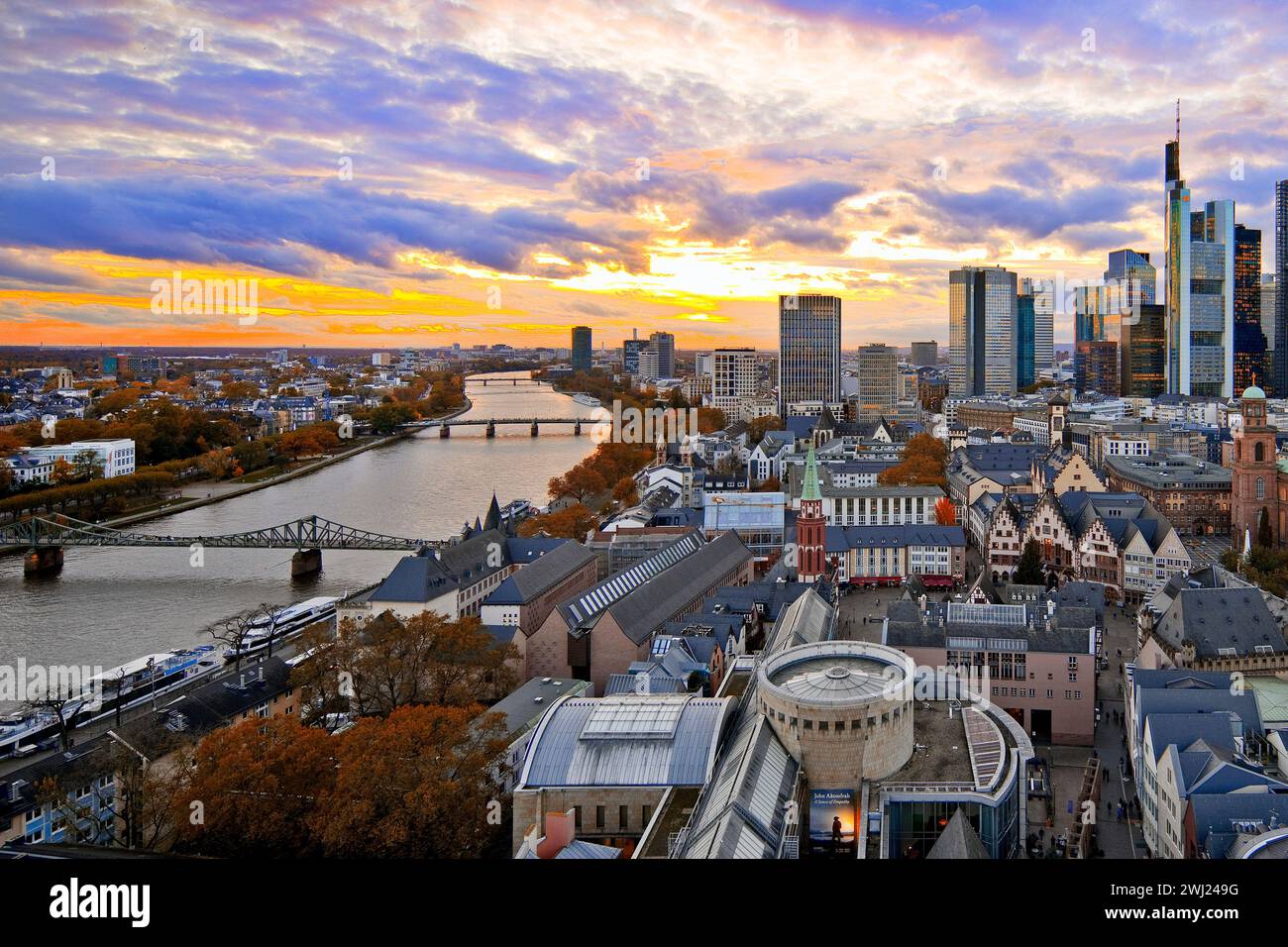 Das erhöhte Stadtbild des Main und des Finanzviertels bei Sonnenuntergang, Frankfurt am Main, Deutschland Stockfoto