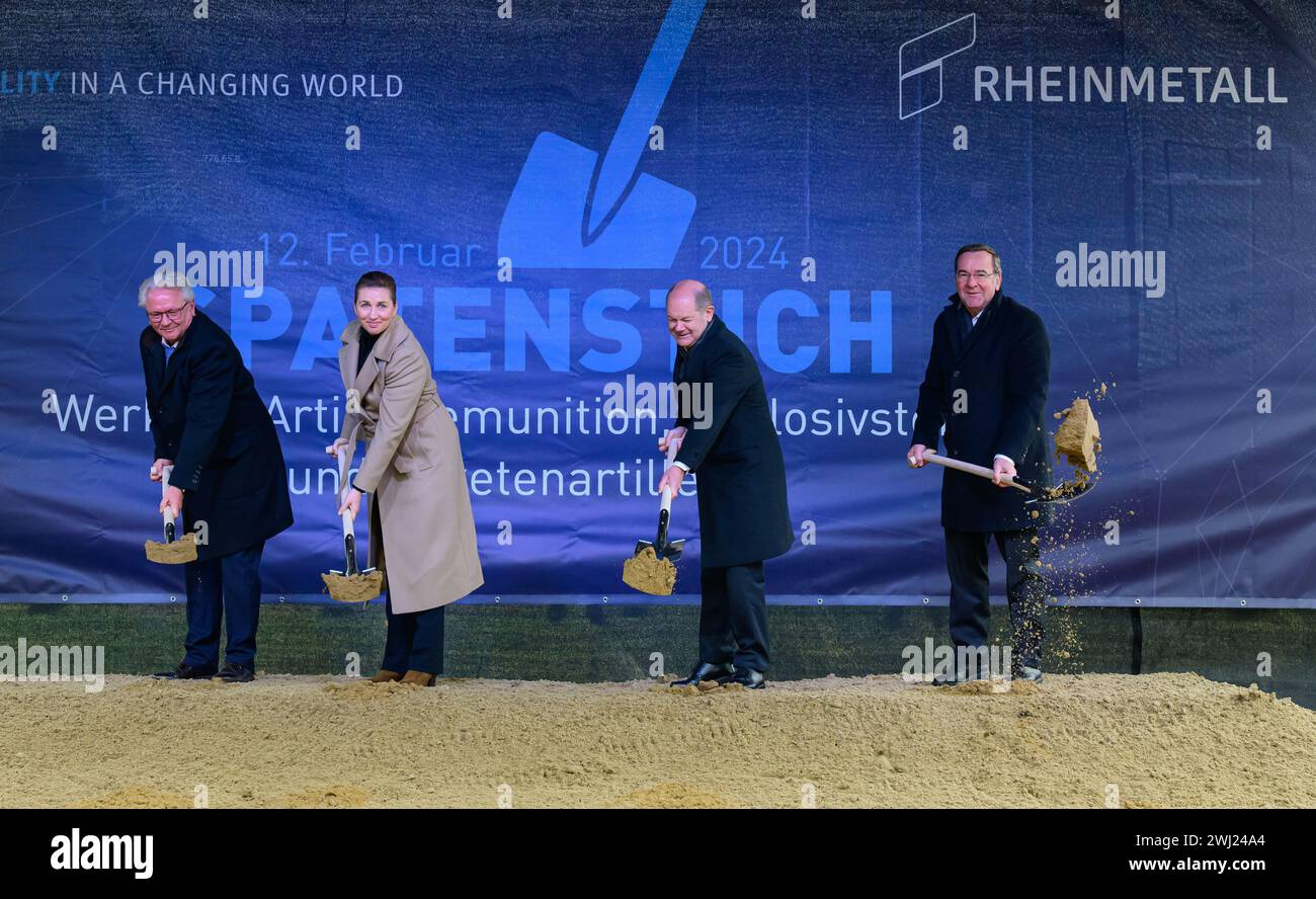 12. Februar 2024, Niedersachsen, Unterlüß: Armin Papperger (l-r), Vorstandsvorsitzender von Rheinmetall, Mette Frederiksen, dänischer Premierminister, Bundeskanzler Olaf Scholz (SPD) und Boris Pistorius (SPD) sind beim symbolischen Spatenstich zum Baubeginn einer neuen Munitionsfabrik Rheinmetall. Die Munitionsfabrik wird Artilleriemunition, Sprengstoff und Raketenartillerie herstellen. Foto: Philipp Schulze/dpa Stockfoto