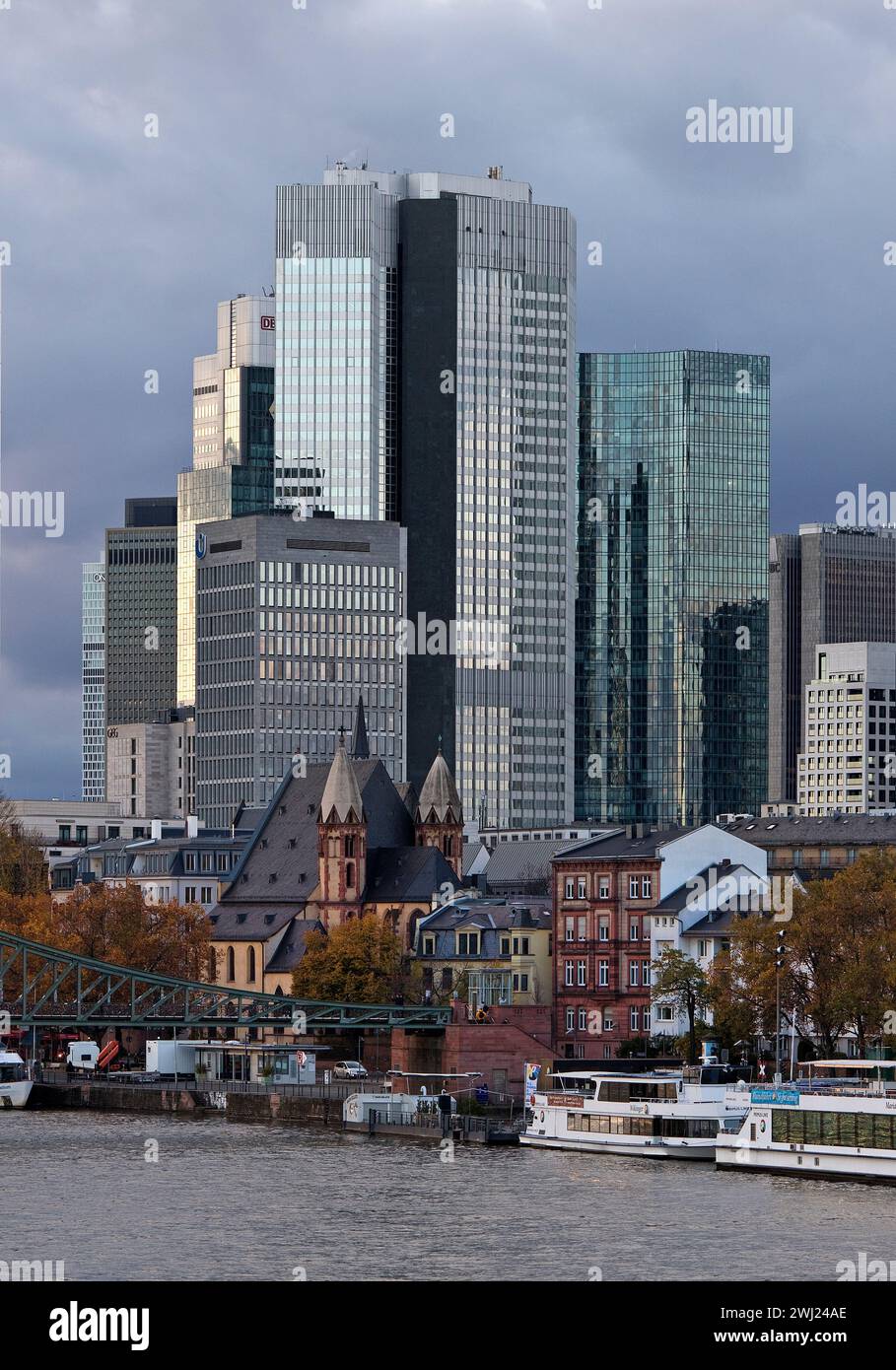 Stadtblick mit dem Main im Finanzviertel, Frankfurt am Main, Hessen, Deutschland, Europa â€‹ Stockfoto