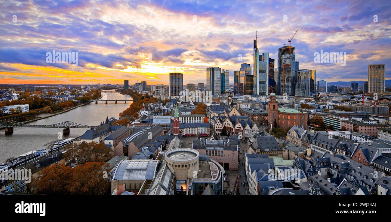 Das erhöhte Stadtbild des Main und des Finanzviertels bei Sonnenuntergang, Frankfurt am Main, Deutschland Stockfoto