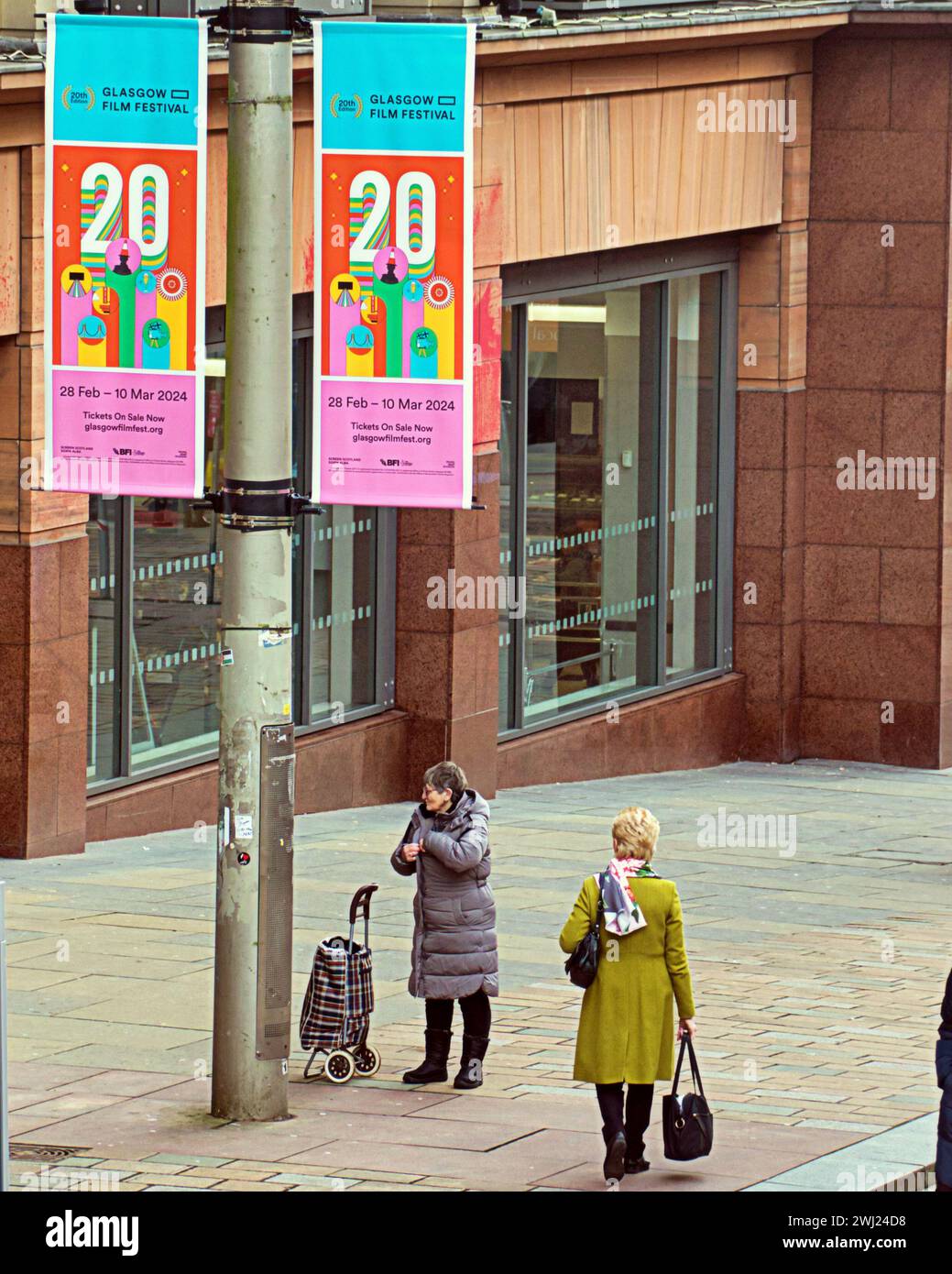 Glasgow, Schottland, Großbritannien. Februar 2024. Die Poster des internationalen Filmfestivals von Glasgow sind im Stil von schottland, der buchanan Street, der Einkaufshauptstadt schottlands, zu sehen. Credit Gerard Ferry/Alamy Live News Stockfoto