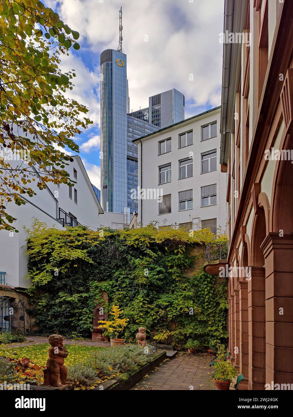 Blick in den Garten des Goethehauses mit Commerzbank Tower, Frankfurt am Main, Deutschland, Europa Stockfoto