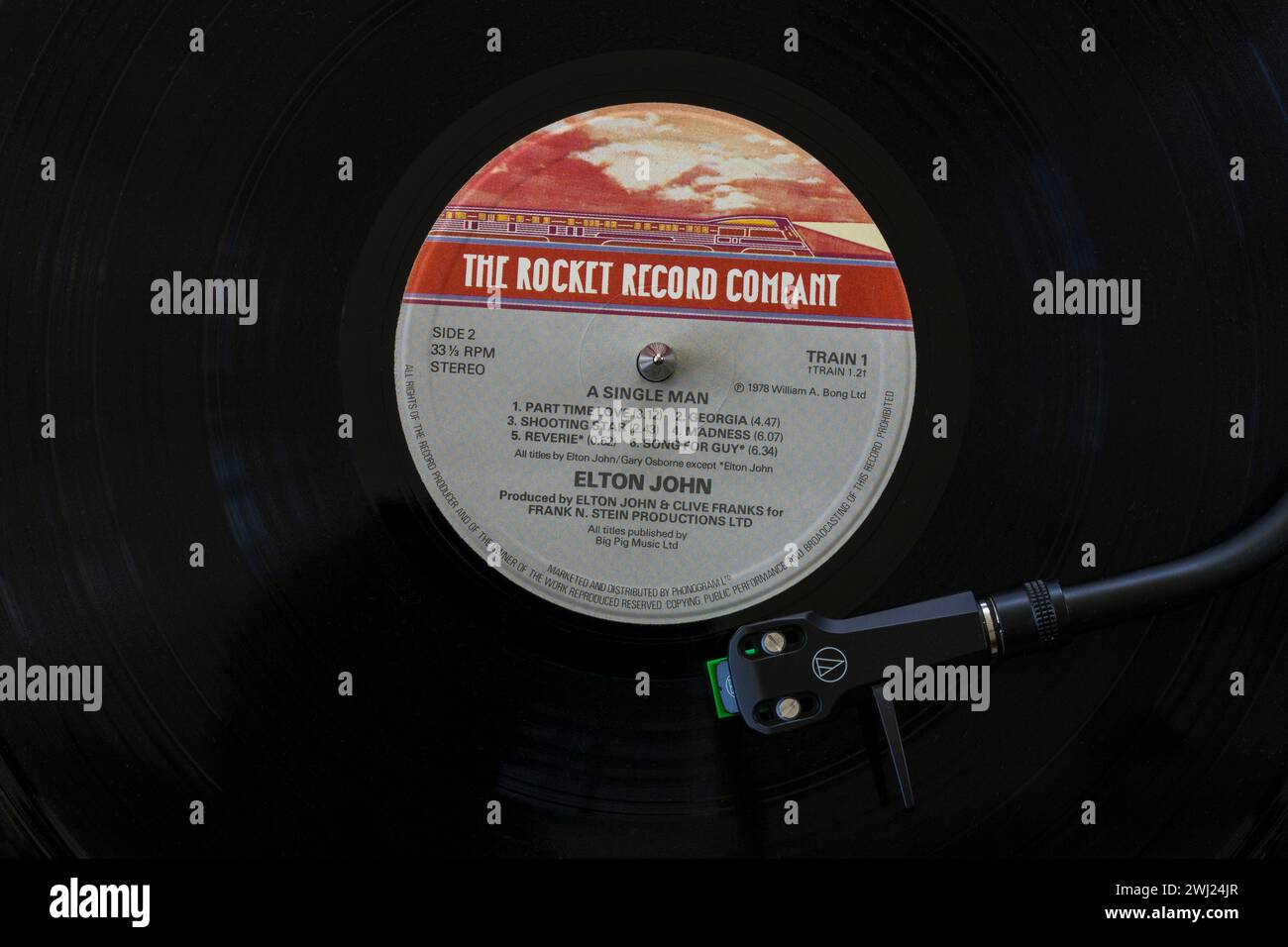 Elton John A Single man Vinyl Album LP mit Tonarm, Tonarm, Kopfschale und Stift auf Plattenspieler - 1978 Stockfoto
