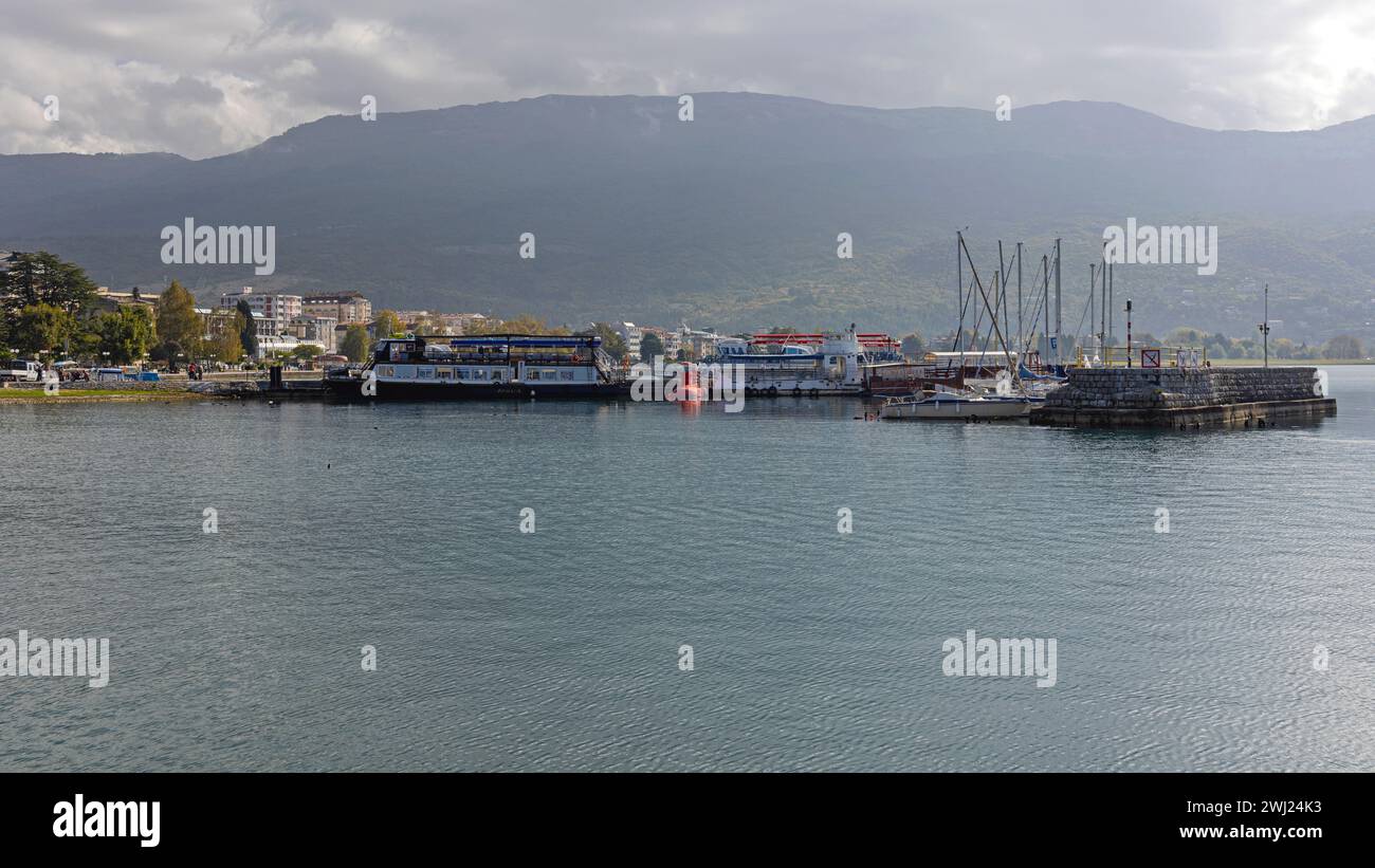 Ohrid, Nordmakedonien - 23. Oktober 2023: Vertäute Touristenschiffe und Segelboote am Marina Port Lake Ohrid Herbsttag. Stockfoto