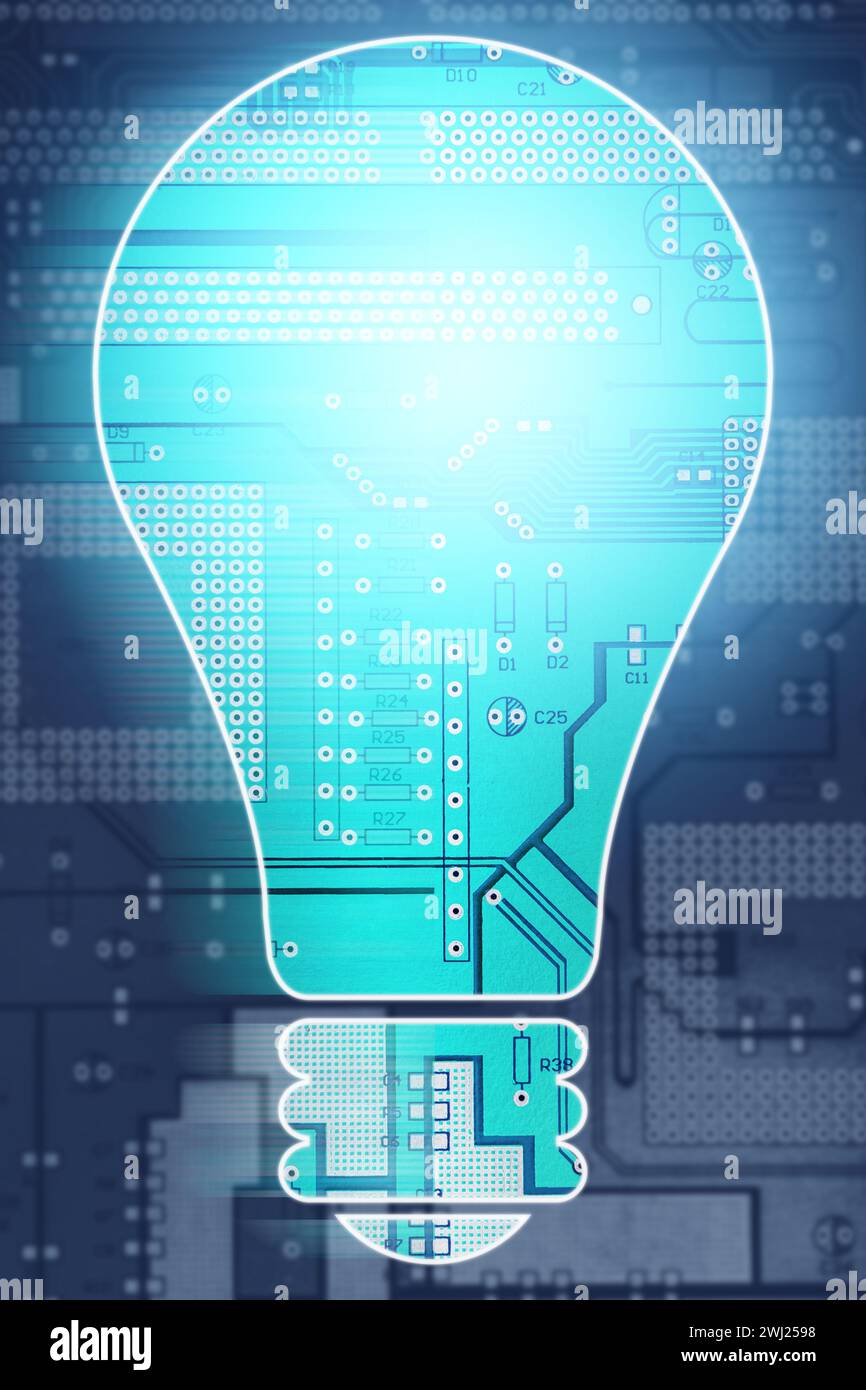 Form der Glühlampe über dem Hintergrund der Leiterplatte. Konzept der Kreativität und Innovation in der Technologie Stockfoto