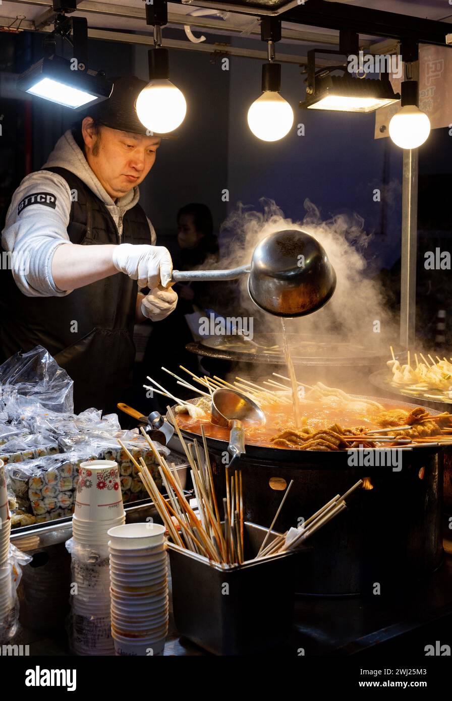 SEOUL – Essensstände auf dem Nachtmarkt von Myeongdong in Seoul Stockfoto